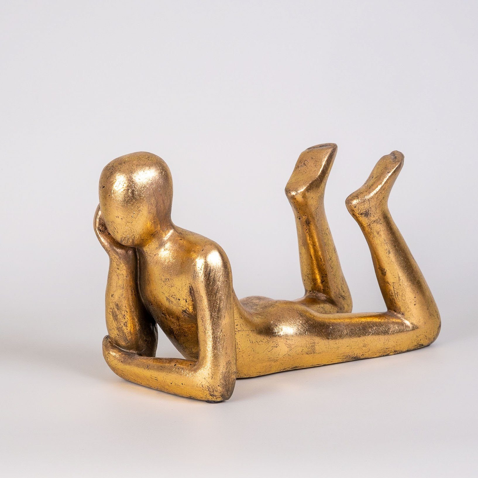 IDYL Dekofigur IDYL Moderne Skulptur Figur Sandsteinguss "Lying Man", Diese Figuren fallen auf durch ihre Schlichtheit und Eleganz