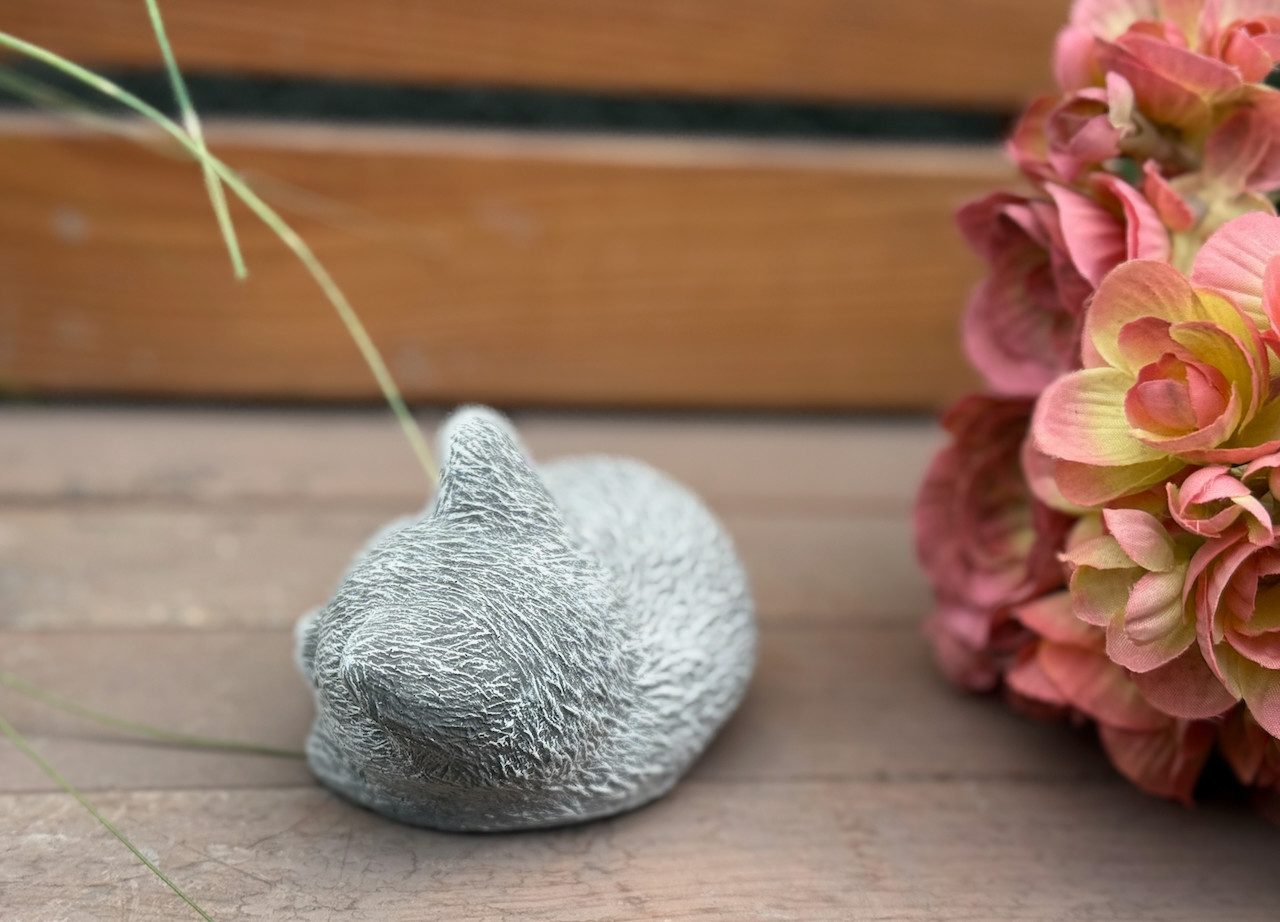 Stone and Style Gartenfigur Frostfeste Steinfigur kleine schlafende Katze verschiedene Farben – Bild 4 von 5
