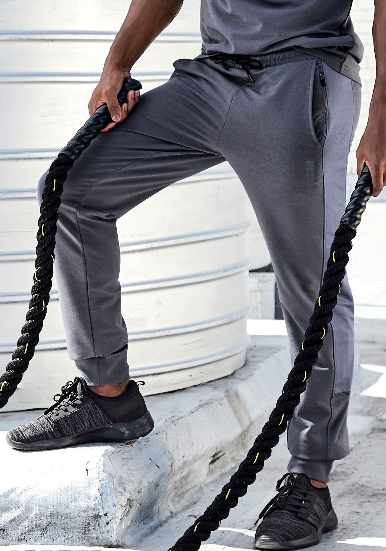 le jogger® Sweatpants mit farblichen Einsatz und Reißverschlusstaschen