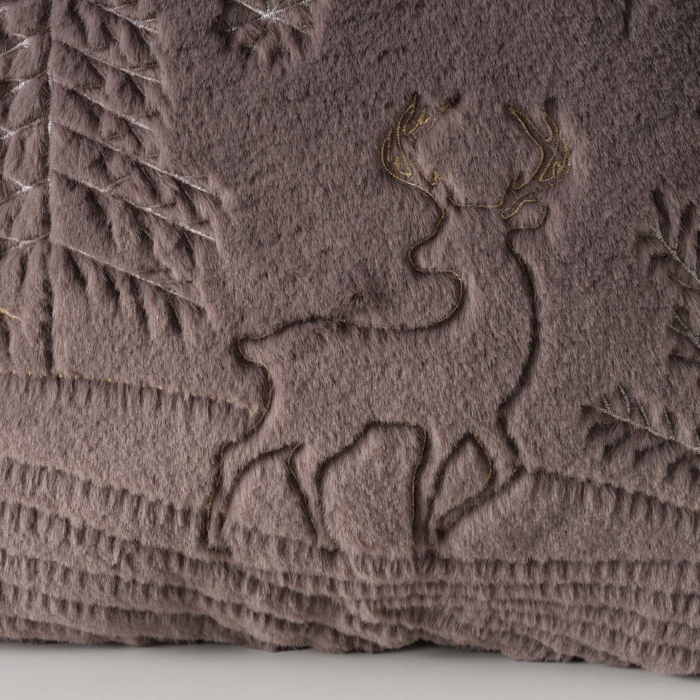 BOLTZE Dekokissen Winterliches Dekokissen mit Hirschmotiv in Braun oder Beige - 45x45 cm