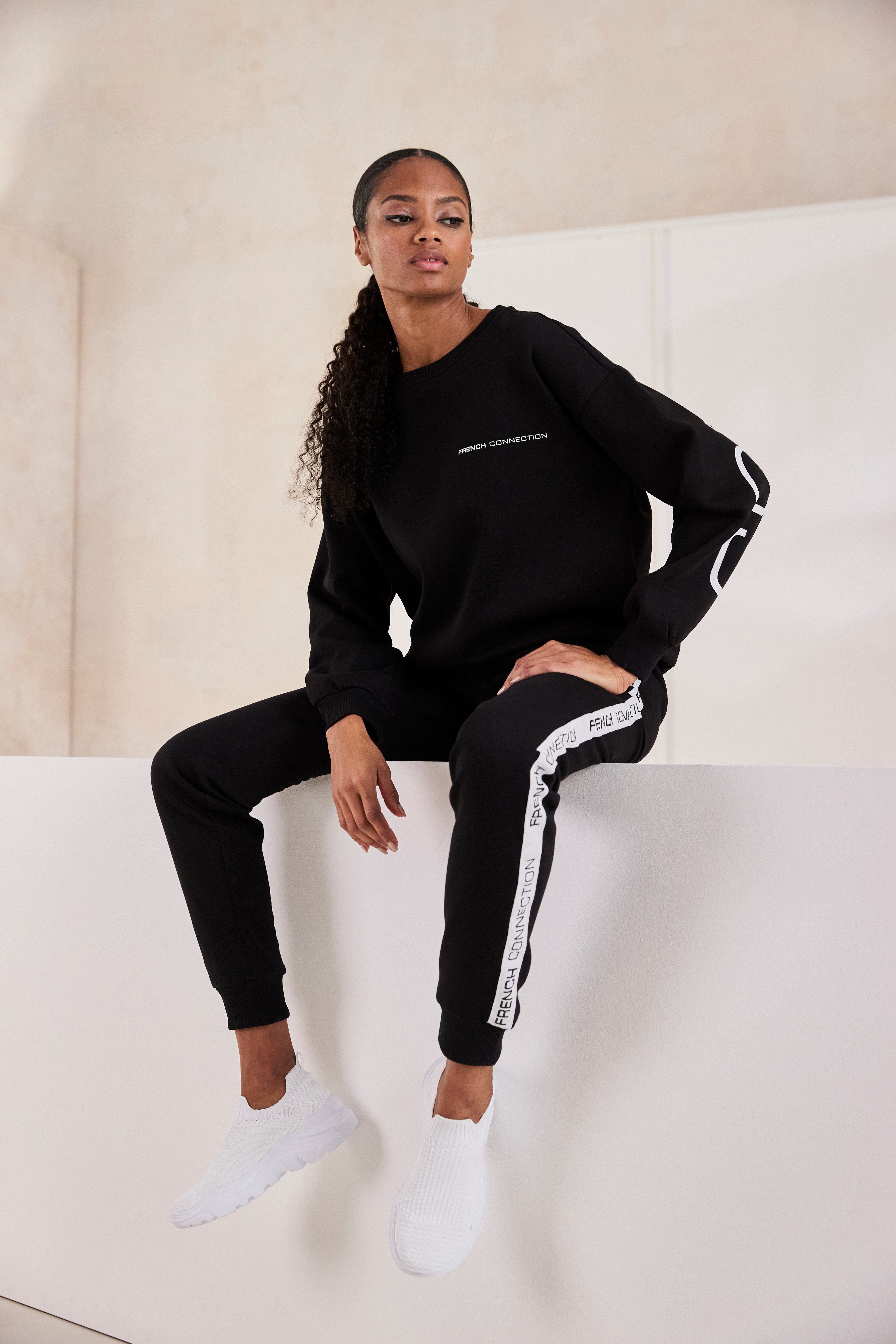 French Connection Sweathose mit seitlichen Kontraststreifen und Logodruck
