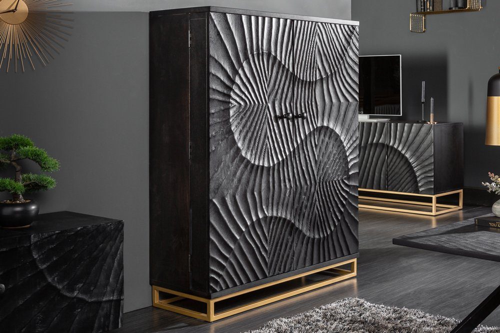 riess-ambiente Barschrank SCORPION 141cm schwarz / gold (Einzelartikel, 1-St) Wohnzimmer · Massivholz · Metall · 3D Schnitzereien | Barschränke