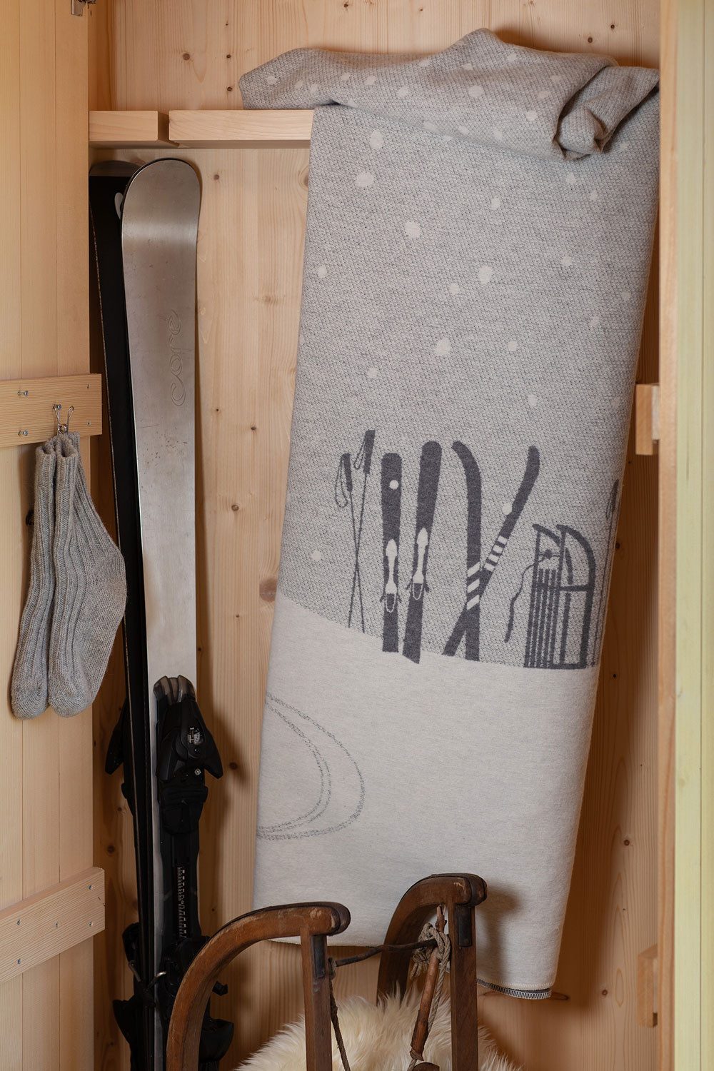 Wohndecke Silvretta 'Ski, Rodel' 140 x 200 cm Rohweiß- Grau, DAVID FUSSENEG günstig online kaufen