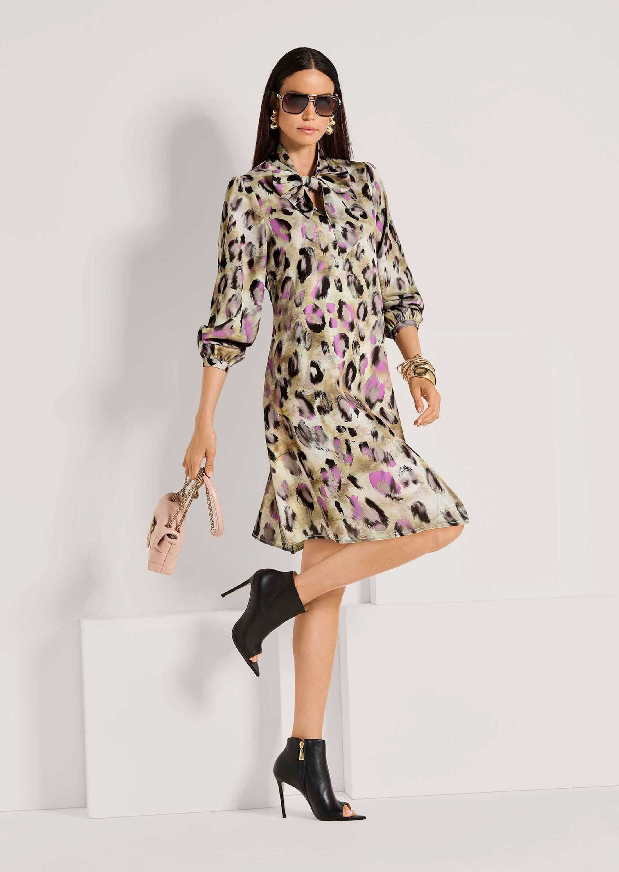 MADELEINE Midikleid Fließendes Design mit Animal-Print V-Ausschnitt mit Schluppe, knielang, Langarm