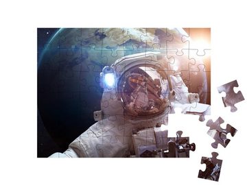 puzzleYOU Puzzle Astronaut im Weltraum über dem Planeten Erde, 48 Puzzleteile, puzzleYOU-Kollektionen