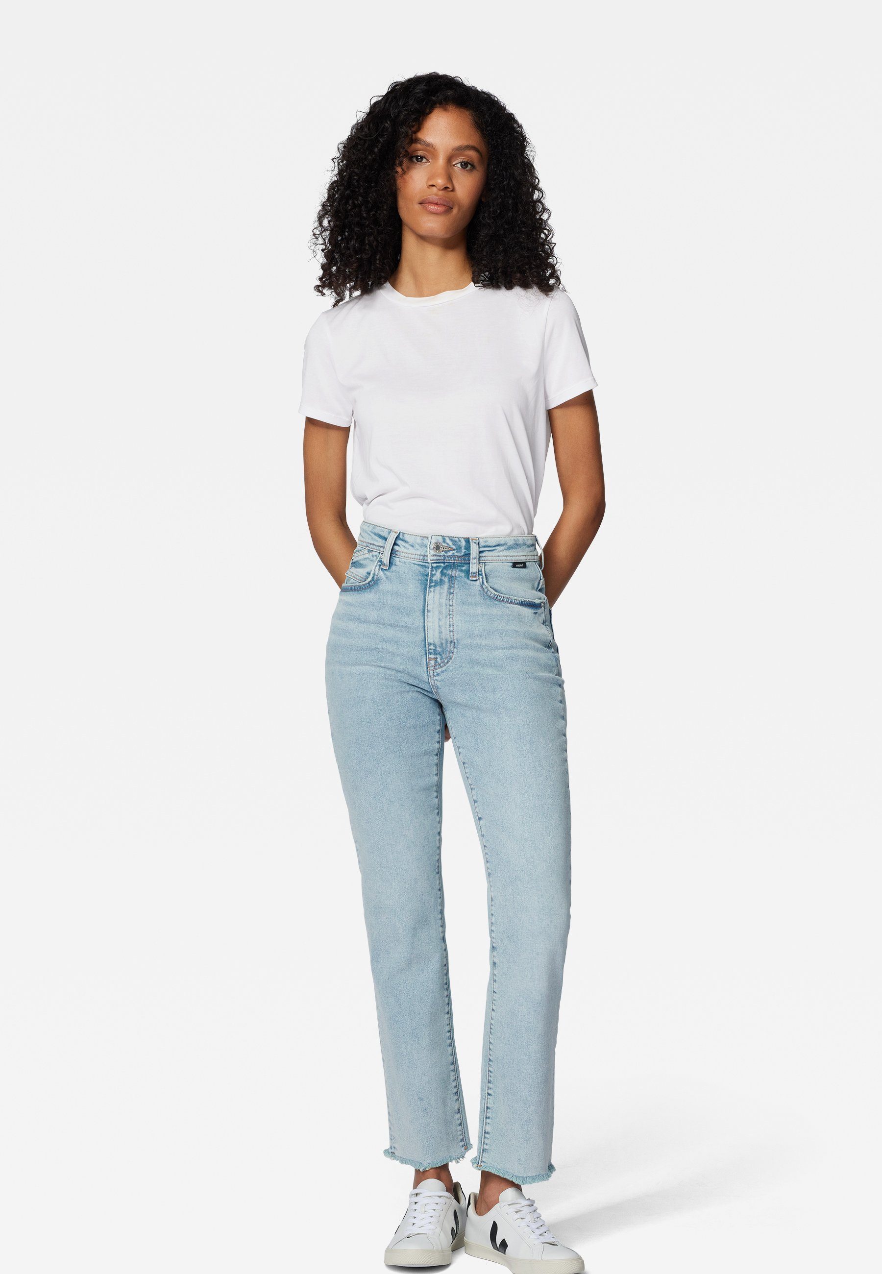 Mavi Straight-Jeans NEW YORK gerde Form, Das Model ist 178 cm groß und  trägt die Größe 26/30