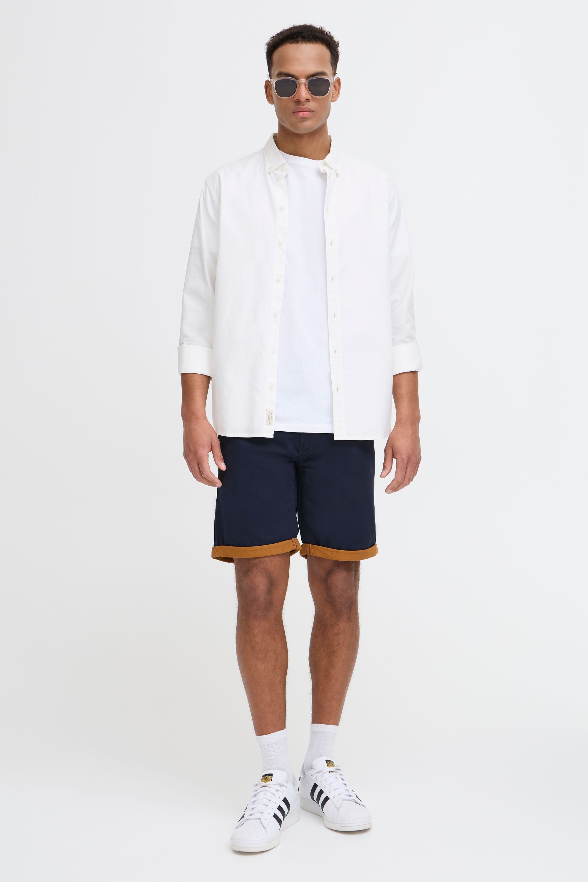 Blend Chinoshorts BHNeji Chino Shorts mit umgeschlagenen Hosenbeinen in Kontrastfarbe