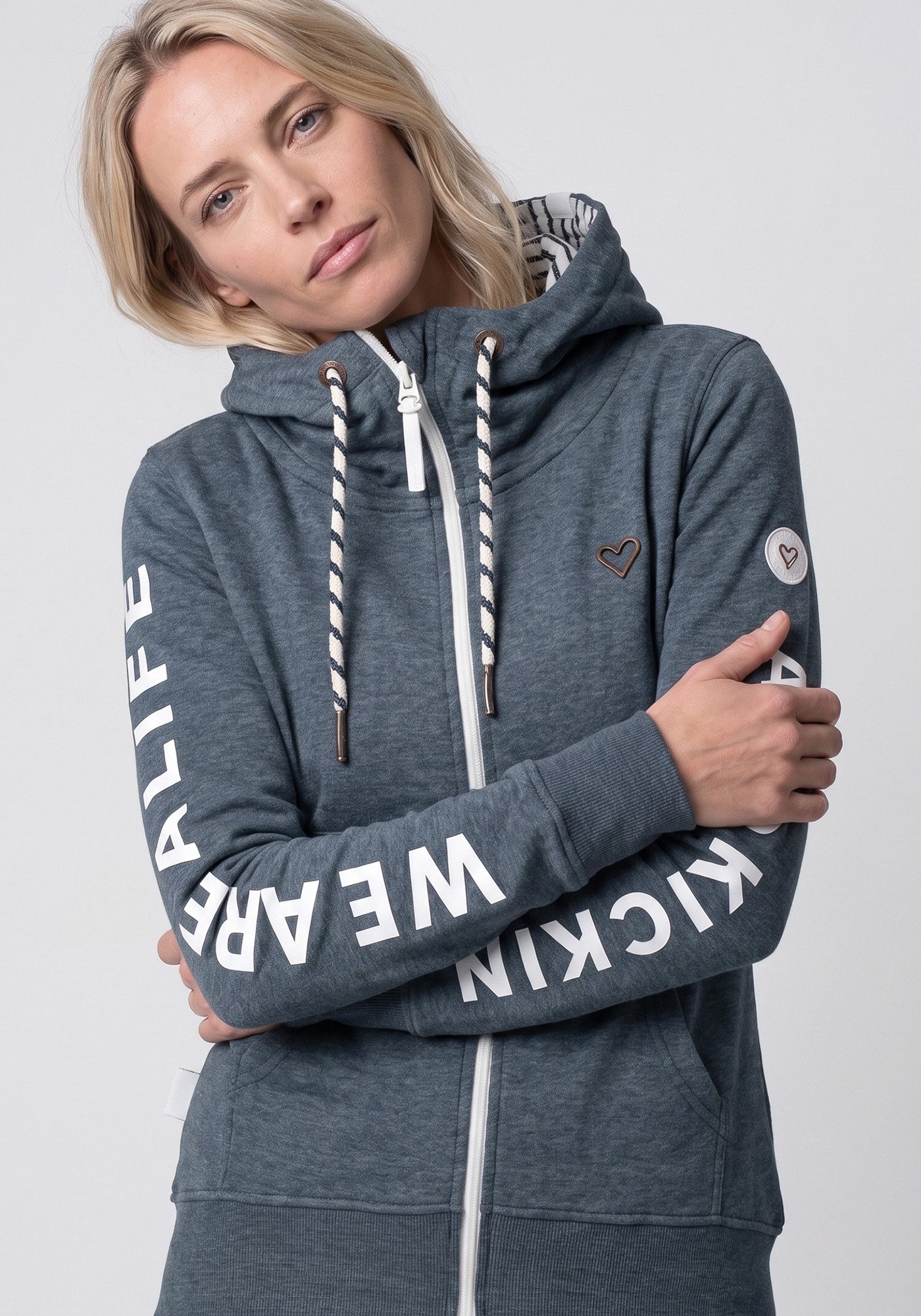 Alife & Kickin Sweatjacke JessyAK A leichte Kapuzensweatjackemit Logo-Schriftzug auf den Ärmeln – Bild 2 von 5