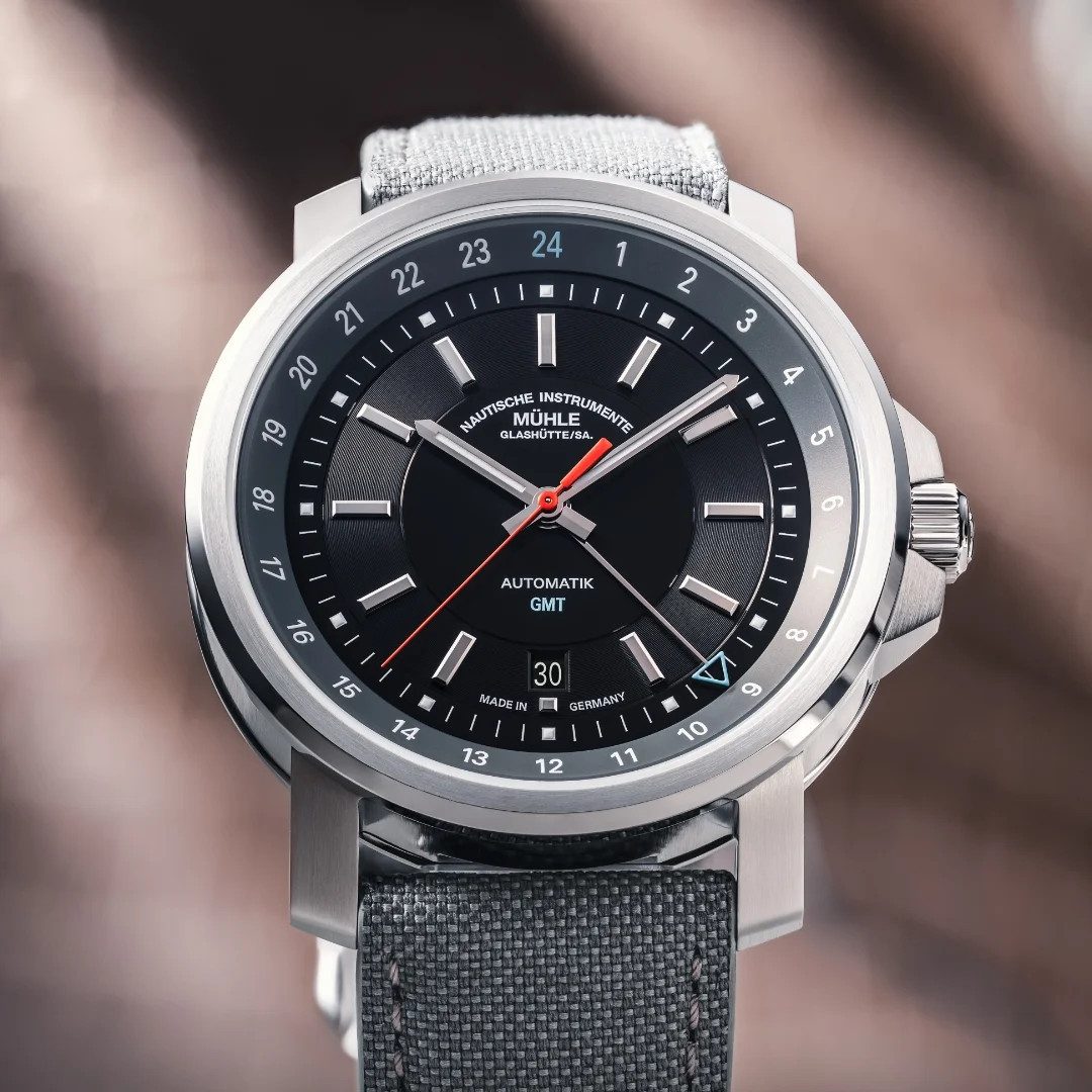 Nautische Instrumente Mühle Glashütte/Sa. Automatikuhr Herrenuhr Mühle Glashütte 29er Big GMT mit steingrauem Canvasband