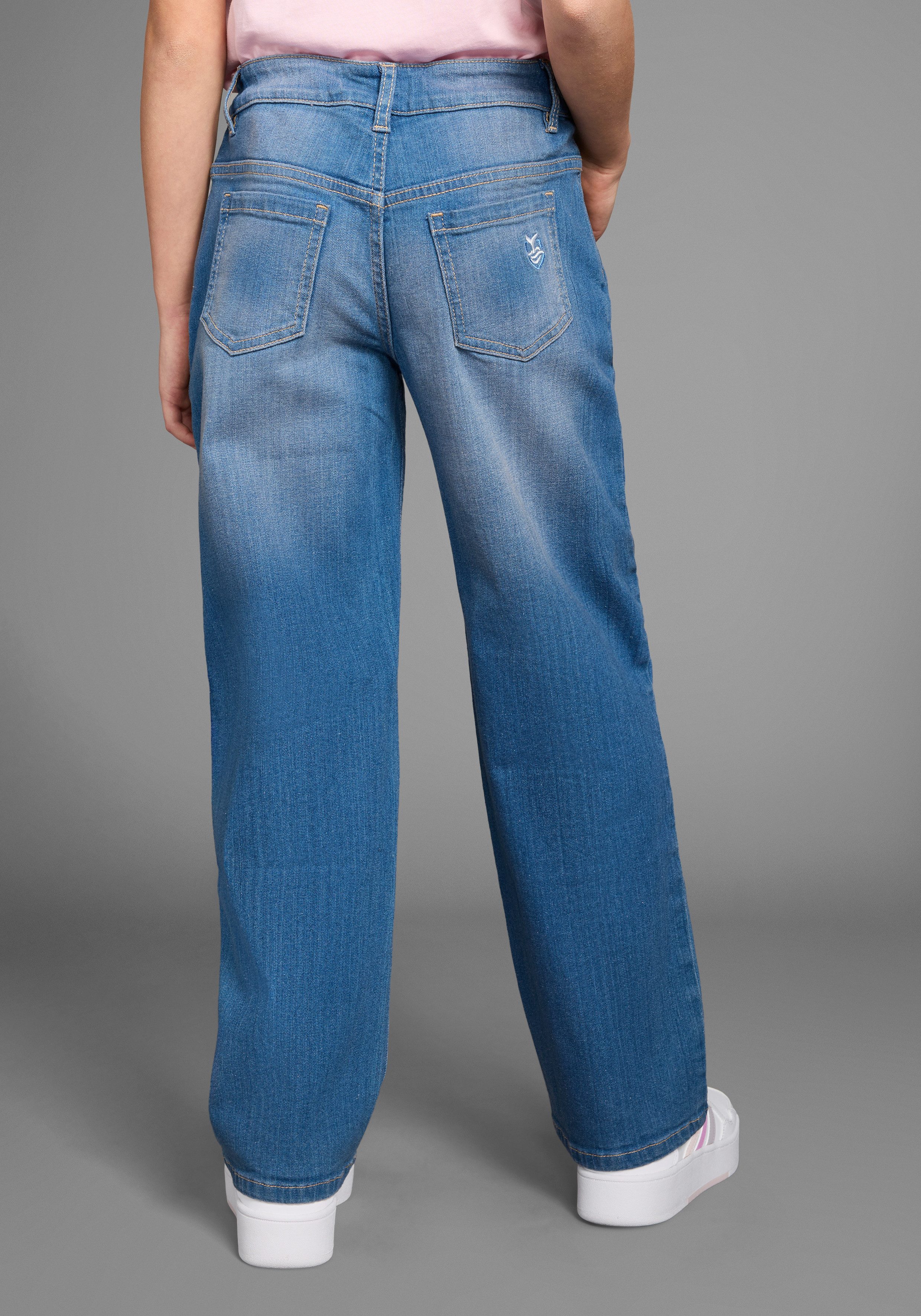 KIDSWORLD Loose-fit-Jeans Mädchenjeans in weiter Form Weite Jeans mit Logo-Stickerei – Bild 2 von 5
