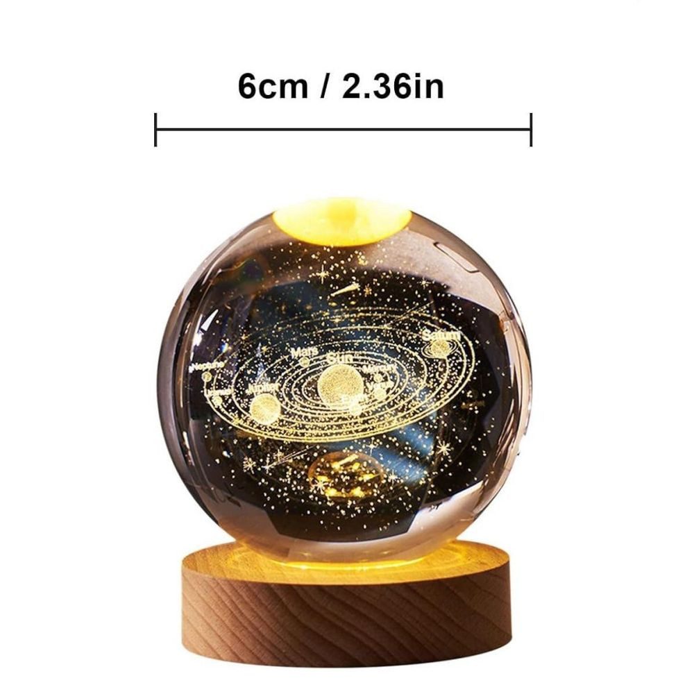 PRIISF LED Dekolicht 3D-Kristallkugel Nachtlicht Leuchtende Nachttischlampe Geschenk Lampe, LED fest integriert, Warmweiß, Gravur im Inneren Galaxie Tischlampe Heimdeko Holzsockel Lampe Ø6cm