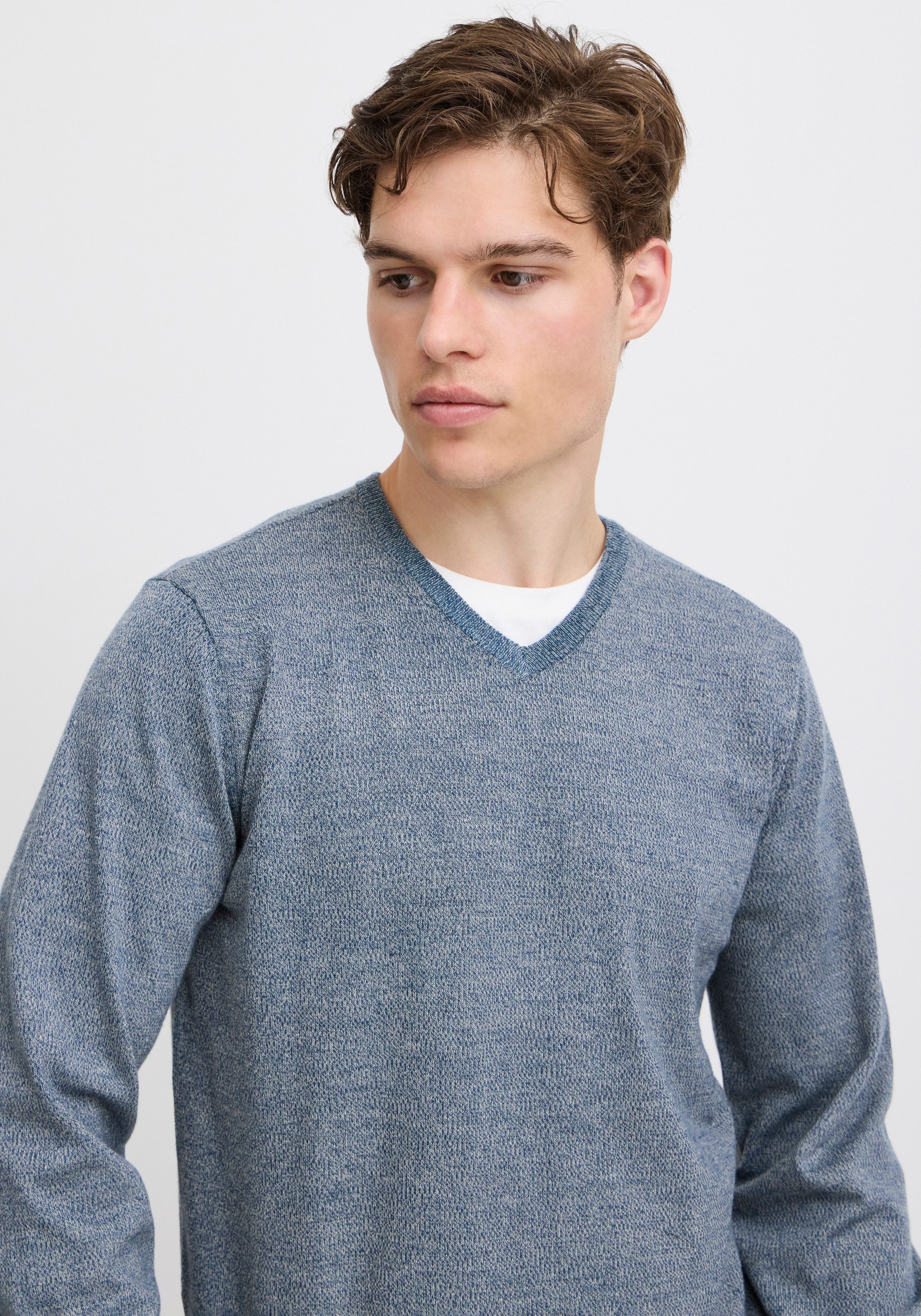 Blend V-Ausschnitt-Pullover BHBRUTON V-neck aus Polyester, Regular Fit, in normaler Länge