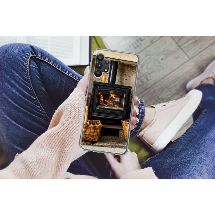 MuchoWow Handyhülle Kamin in einem Wohnzimmer Handyhülle Samsung Galaxy A32 5G Smartphone-Bumper Print Handy ZV10880