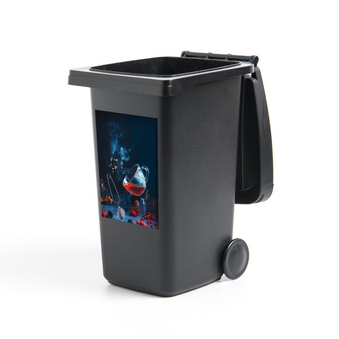 MuchoWow Wandsticker Stilleben einer Teetasse und eines Siebes mit Beeren (1 St) Mülleimer-aufkleber Mülltonne Sticker Container Abfalbehälter