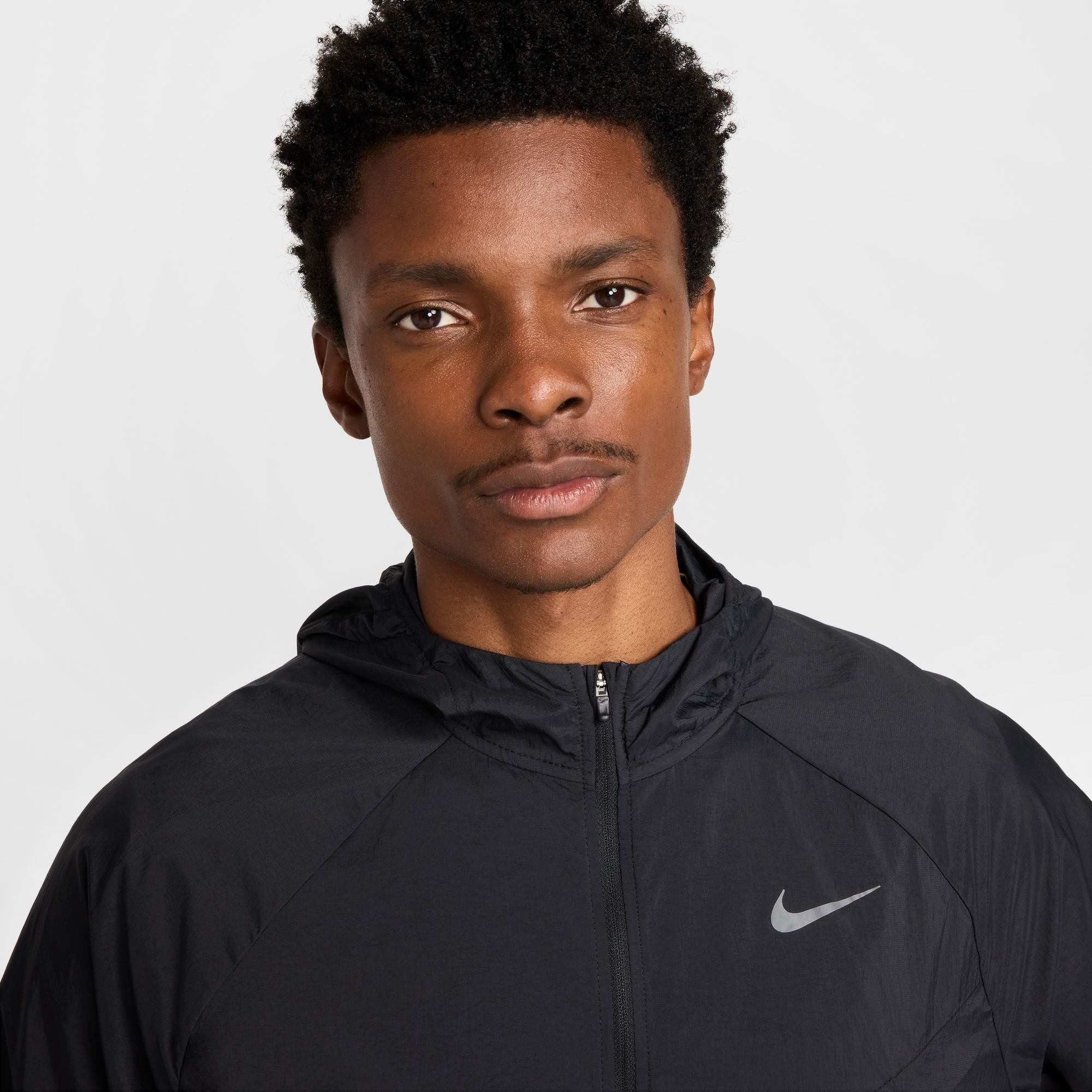 Nike Laufjacke M NK UV RPL STRIDE JACKET für sportliche Aktivitäten, mit Kapuze, wasserabweisend