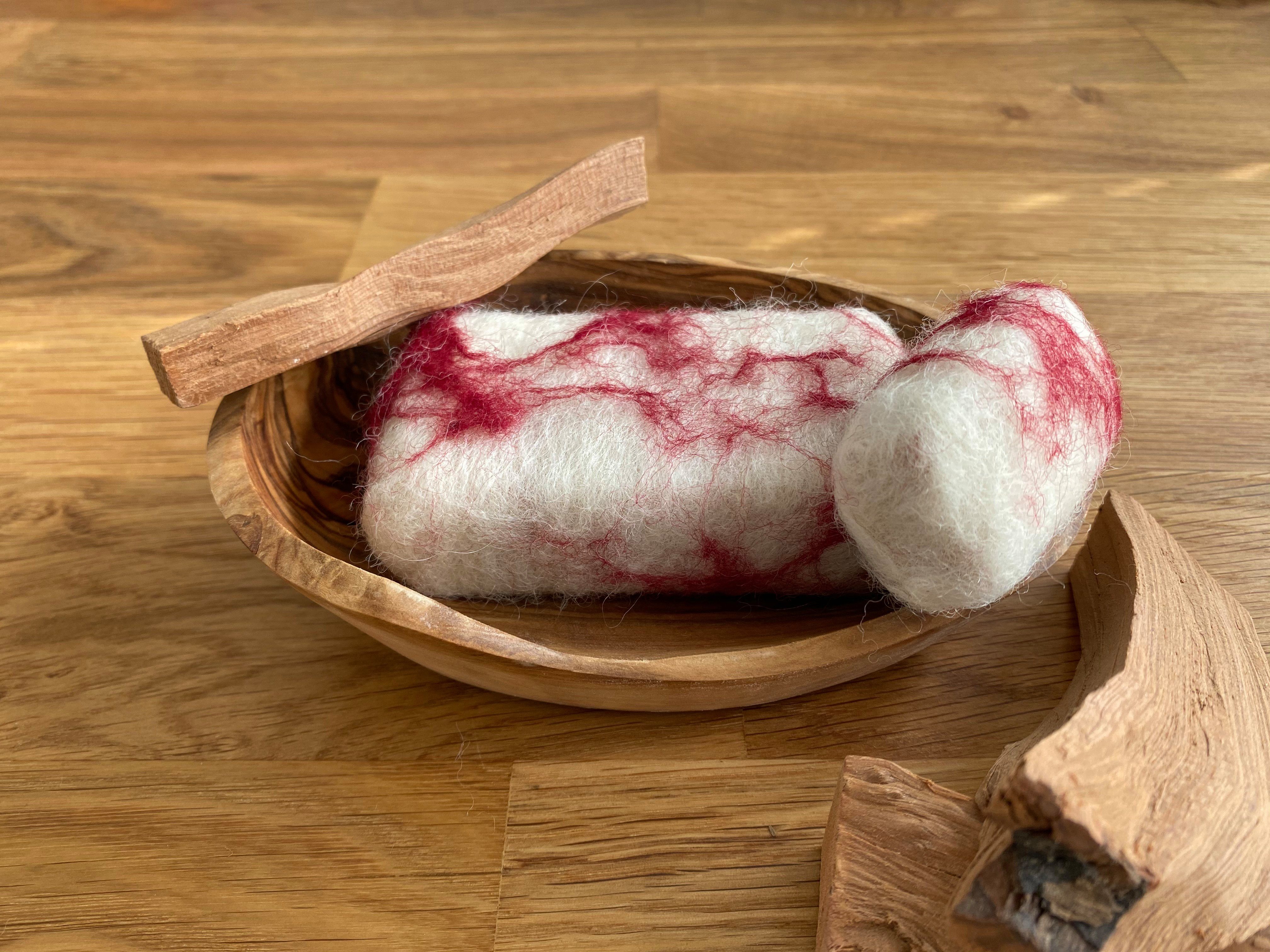 Soapbrothers Gesichtsseife Naturkosmetik Bio Seife mit Filzmantel - Bis zu 4-mal ergiebiger als herkömmliche Stückseifen in nachhaltiger Verpackung - Sandelholz 100g, 1-tlg., Filzseife, Naturkosmetik