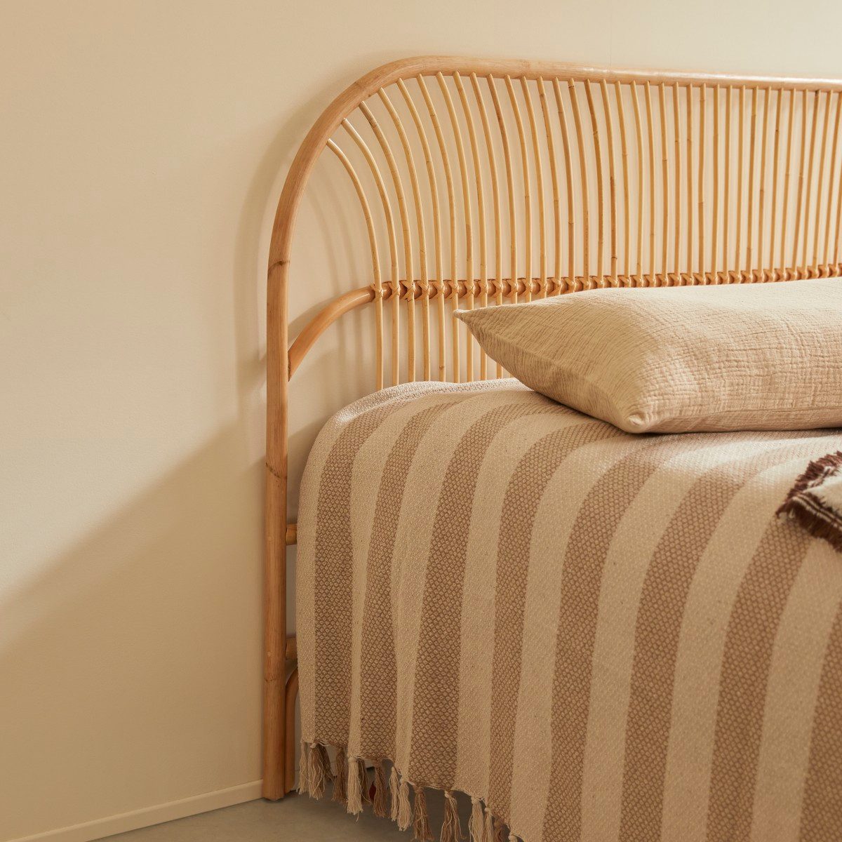 Tikamoon Massivholzbett Colette Bett-Kopfteil aus Rattan günstig online kaufen