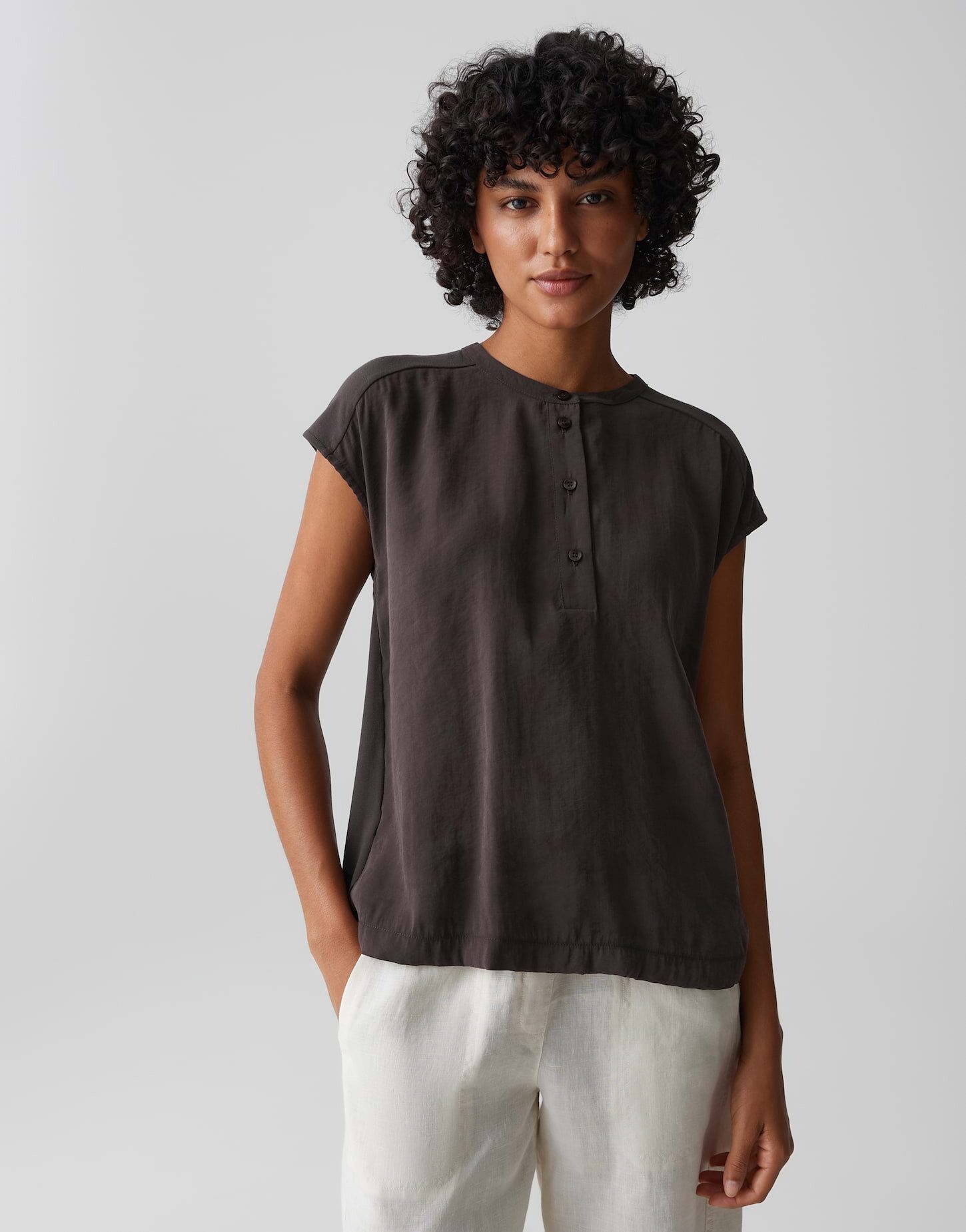 OPUS Kurzarmshirt Sajula aus glatter Webware mit samtiger Oberfläche Zarte Falten geben dem Look eine lockere Leichtigkeit