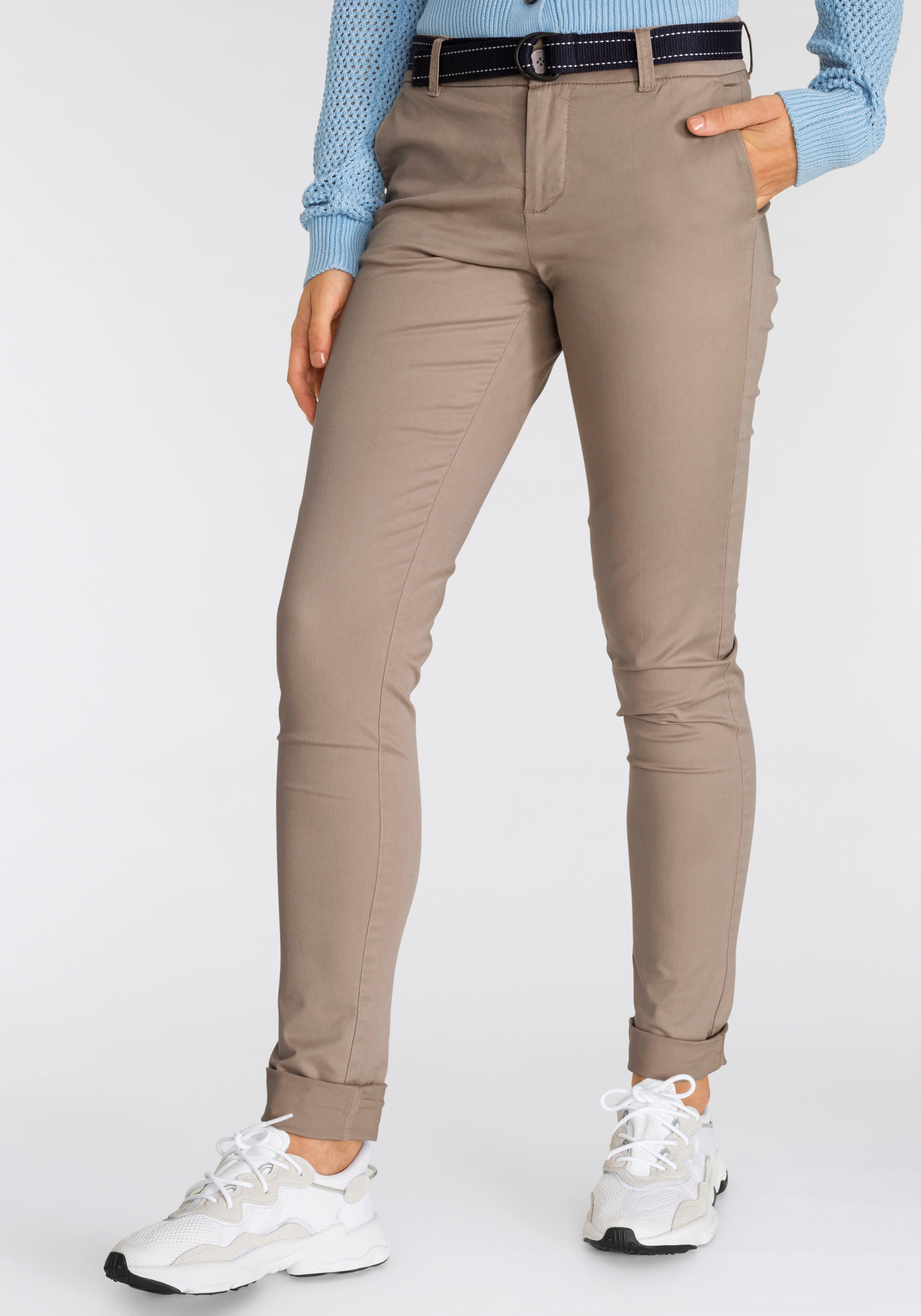 AJC Chinohose in lässiger Form mit konstrastfarbendem Gürtel günstig online kaufen