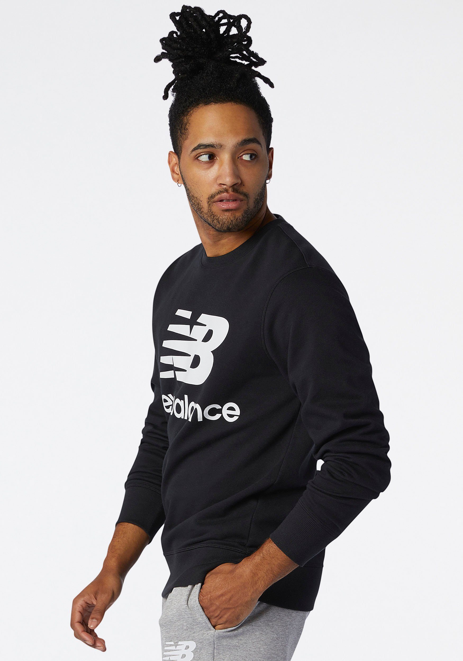New Balance Sweatshirt NB ESSENTIALS STACKED LOGO FLEECE CREW schwarz