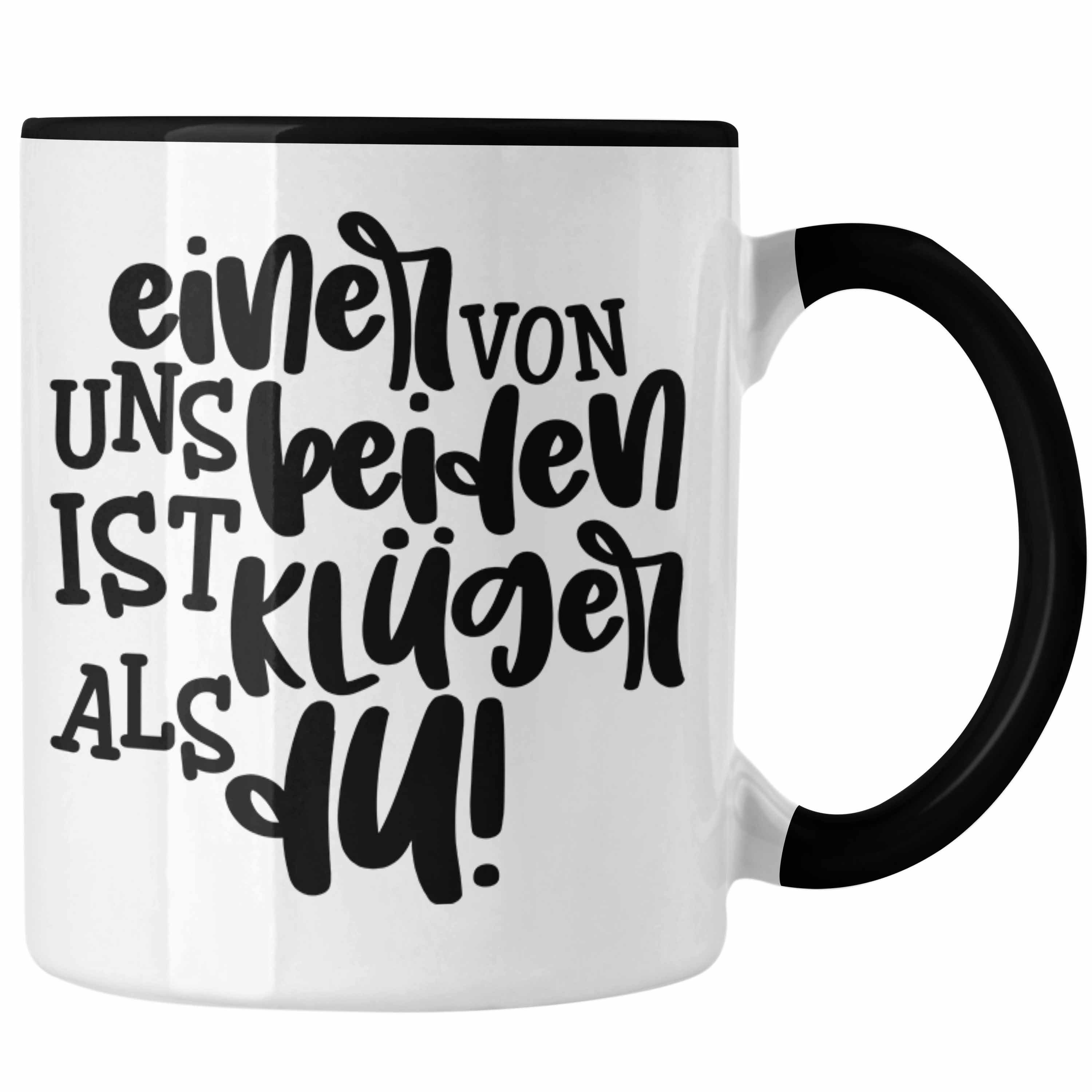 Trendation Tasse Trendation - Einer Von Uns Beiden Ist Klüger Als Du Lustige Tasse mit Spruch Kollegin Kollege Geschenk Vater Bruder Schwester Lieblingskollege Schwarz