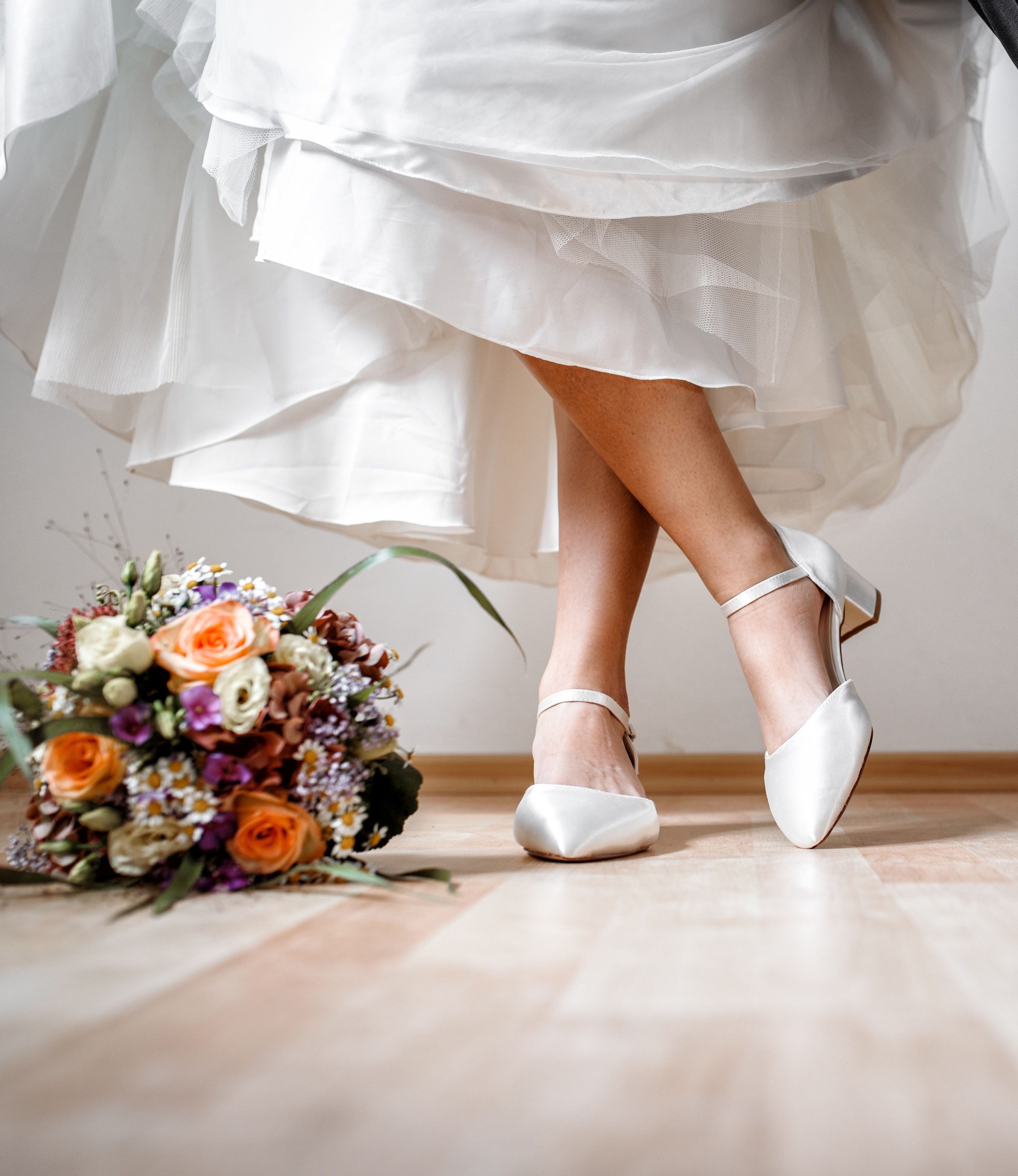 White Lady 897 ivory Satin - niedrige Brautschuhe mit breitem Absatz Slingpumps