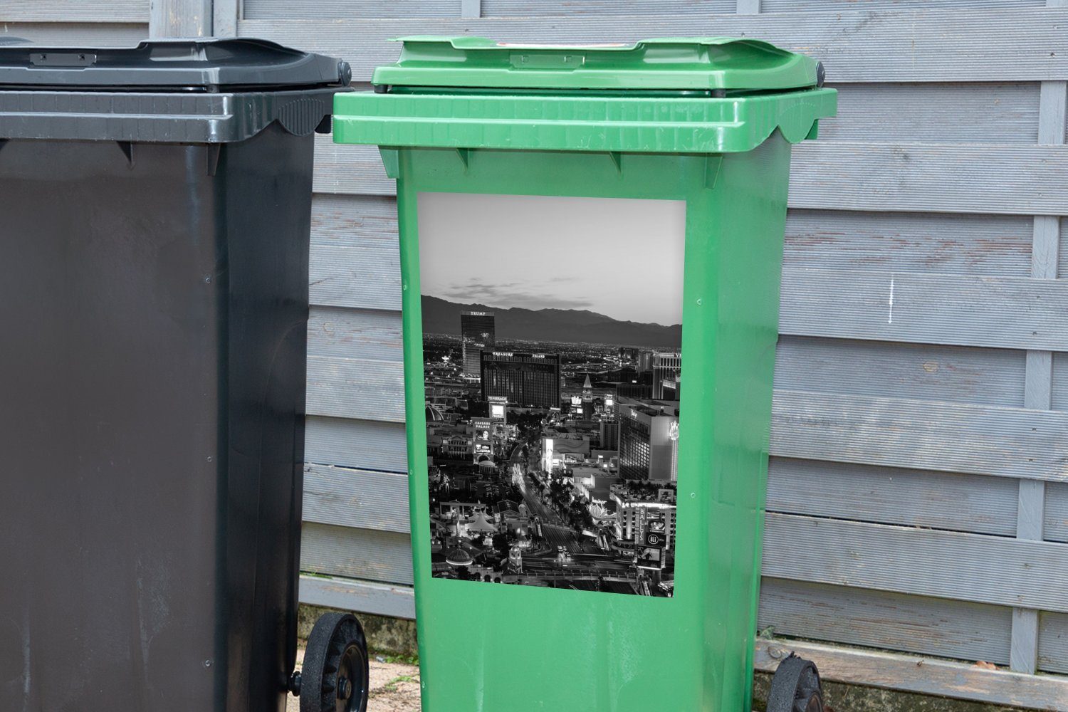 Abfalbehälter St), Schwarz Strip Vegas von Wandsticker Mülleimer-aufkleber, (1 Sticker, Der Las Container, in Mülltonne, und Weiß MuchoWow