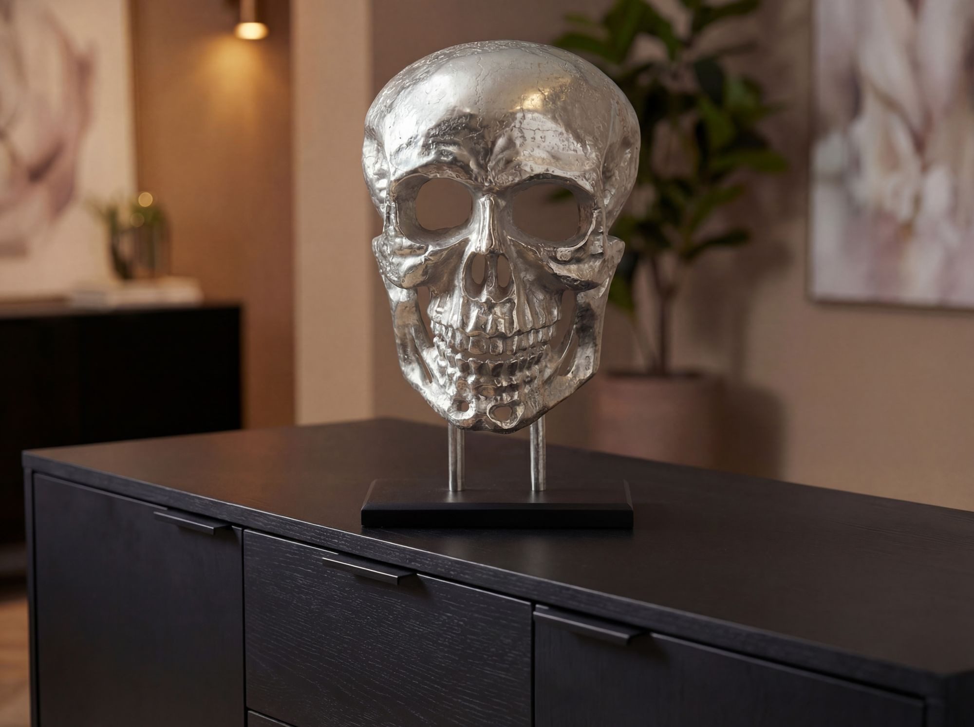 Wohnling Dekofigur WL7.704 Deko Totenkopf 57cm Aluminium Silber Schädel Dekoration Skull (Stabiler schwarzer Sockel für festen Stand), Komplett montiertes und fertiges Accessoire