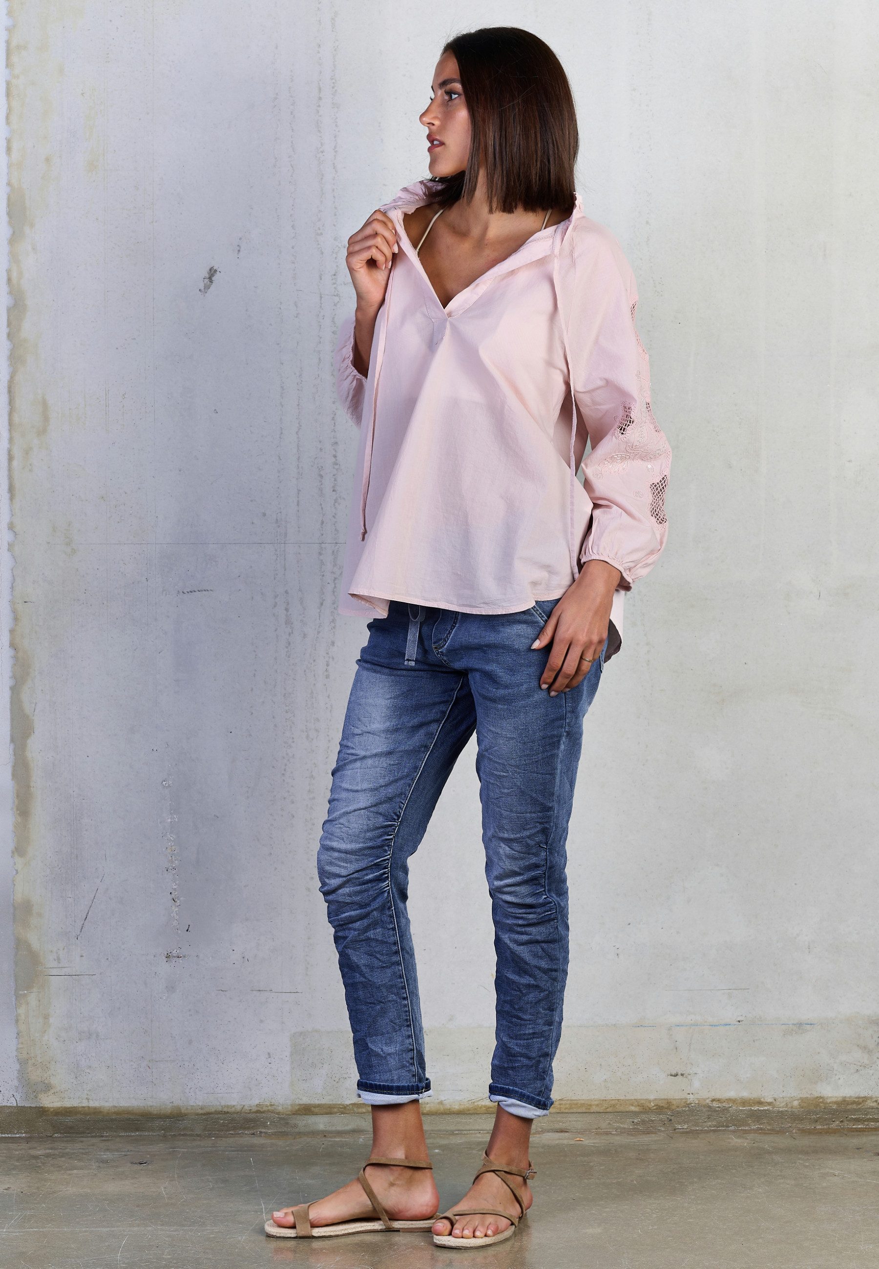 Andijamo-Fashion Langarmbluse LUNA LACE Aufwendige Stickereien mit Cut-Outs auf den Ärmeln