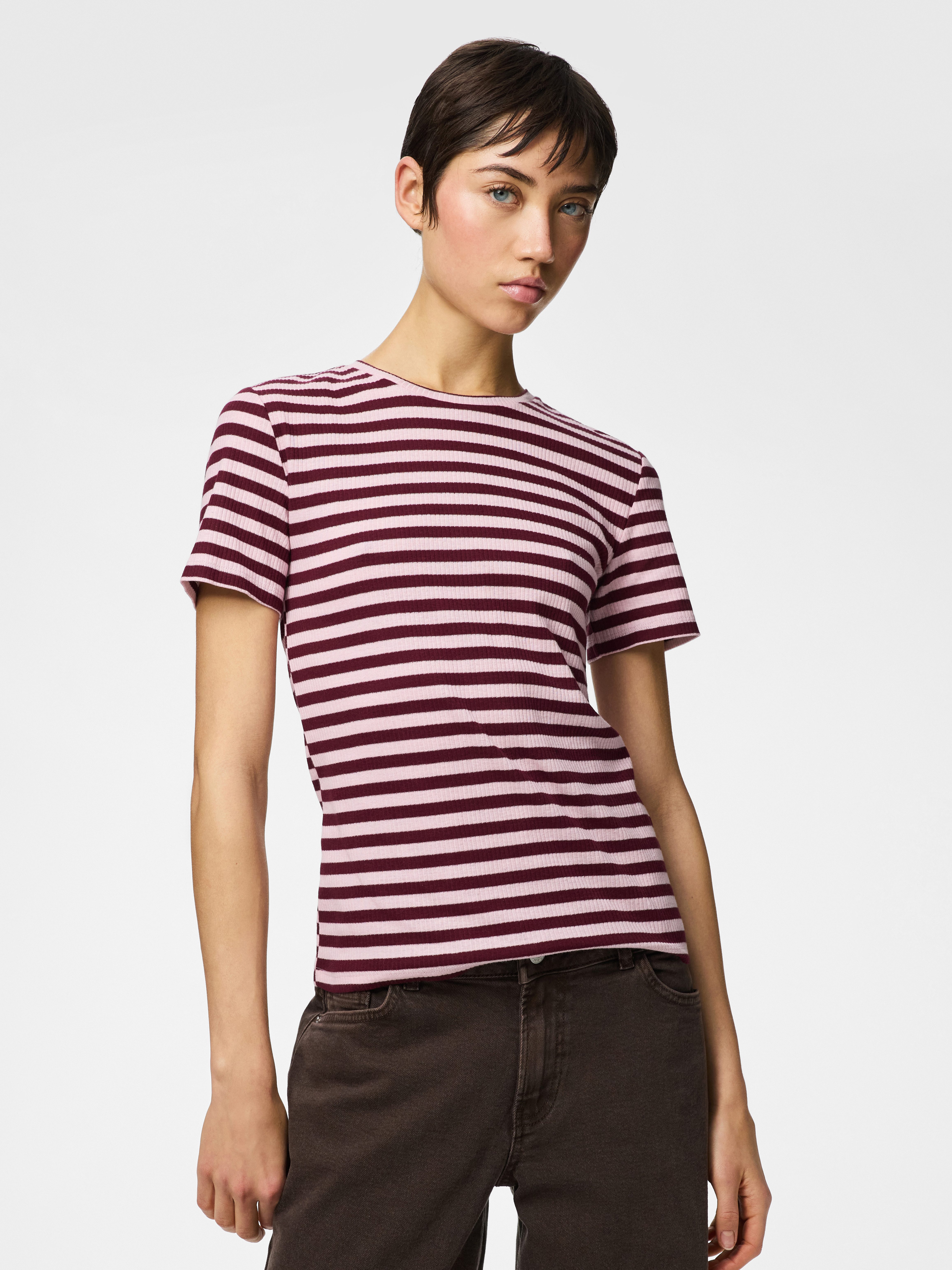 pieces Kurzarmshirt PCRUKA SS TOP JRS NOOS BC mit gerippter Struktur günstig online kaufen