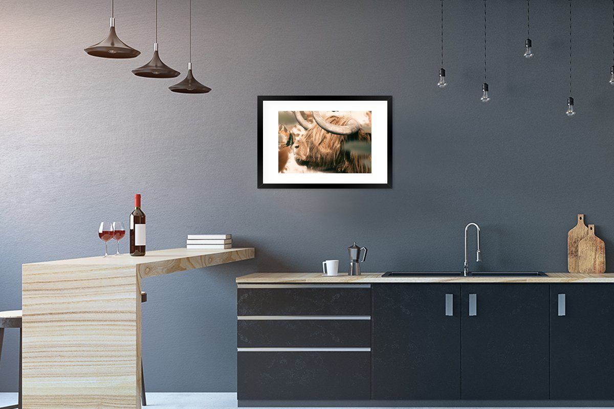 MuchoWow Poster Schottischer Hochländer - Schmetterling - Tiere, (1 St), mit Rahmen, Kunstdruck, Gerahmtes Poster, Schwarzem Bilderrahmen