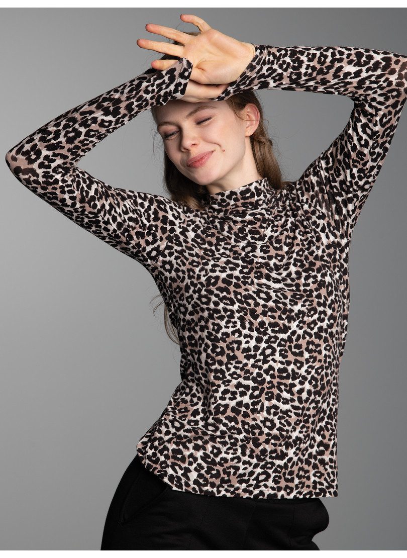 Trigema Rollkragenshirt TRIGEMA Turtleneck Shirt mit Allover-Leo-Muster (1-tlg)