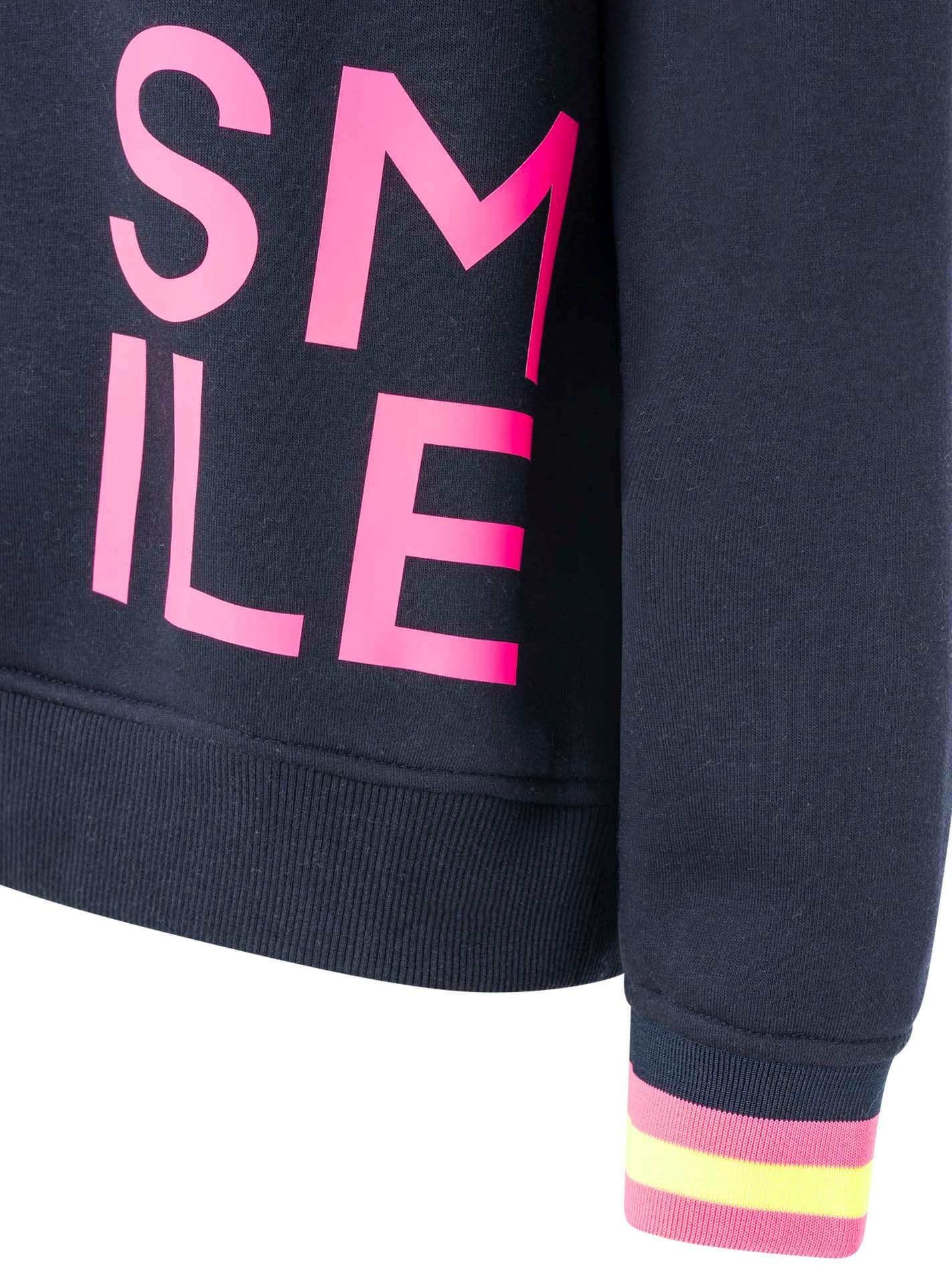 Zwillingsherz Sweatshirt "Alissa" mit SMILE PRINT, Kontrastbündchen, gesticktem Herz am Arm – Bild 4 von 4