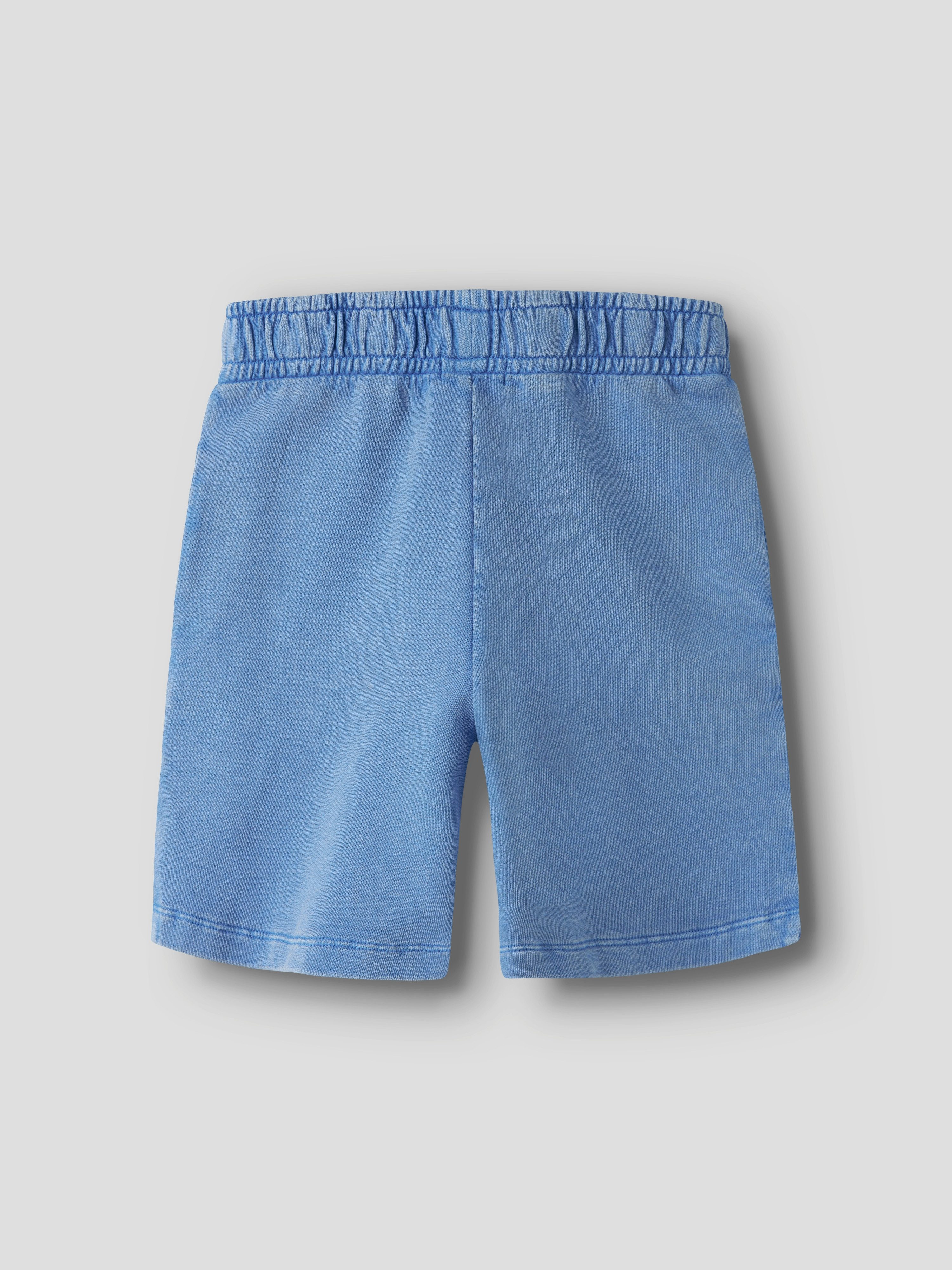 Name It Sweatshorts NKMFANDEL SWEAT SHORTS UNB NOOS Baumwolle, elastisches und verstellbares Bündchen, mit Aufdruck – Bild 5 von 5