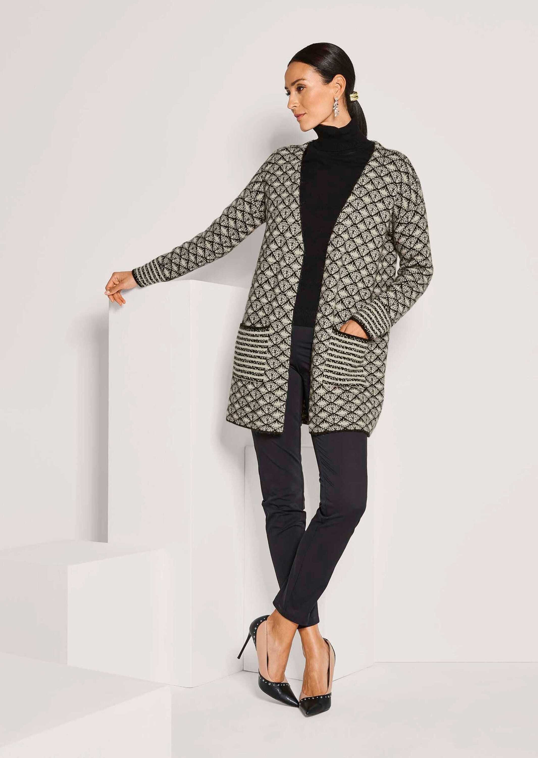 MADELEINE Strickjacke Herbstcardigan mit grafischem Muster Kragenlose Longjacke mit aufgesetzten Taschen und Langarm – Bild 2 von 5