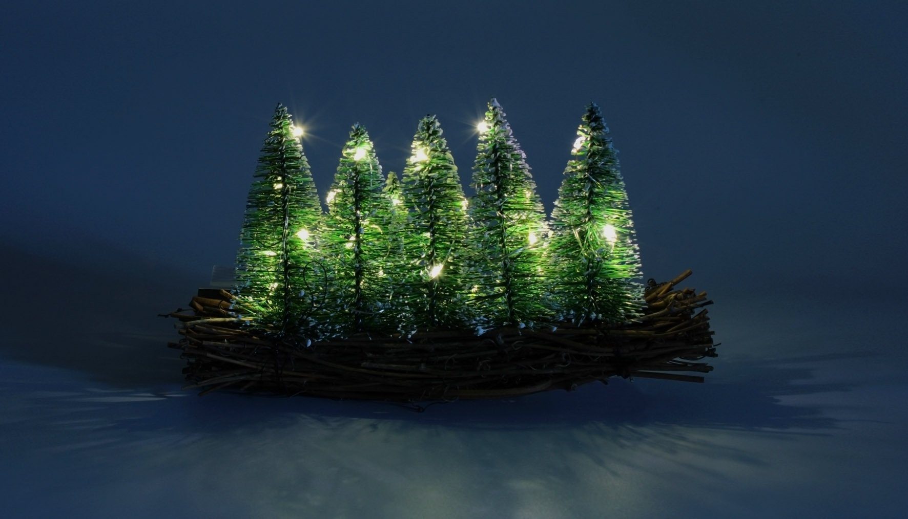 Spetebo Dekoobjekt LED Deko Wald - 25 x 14 cm - warm weiß beleuchtet, Kleine Tannen mit Schnee auf Holz – Bild 4 von 4