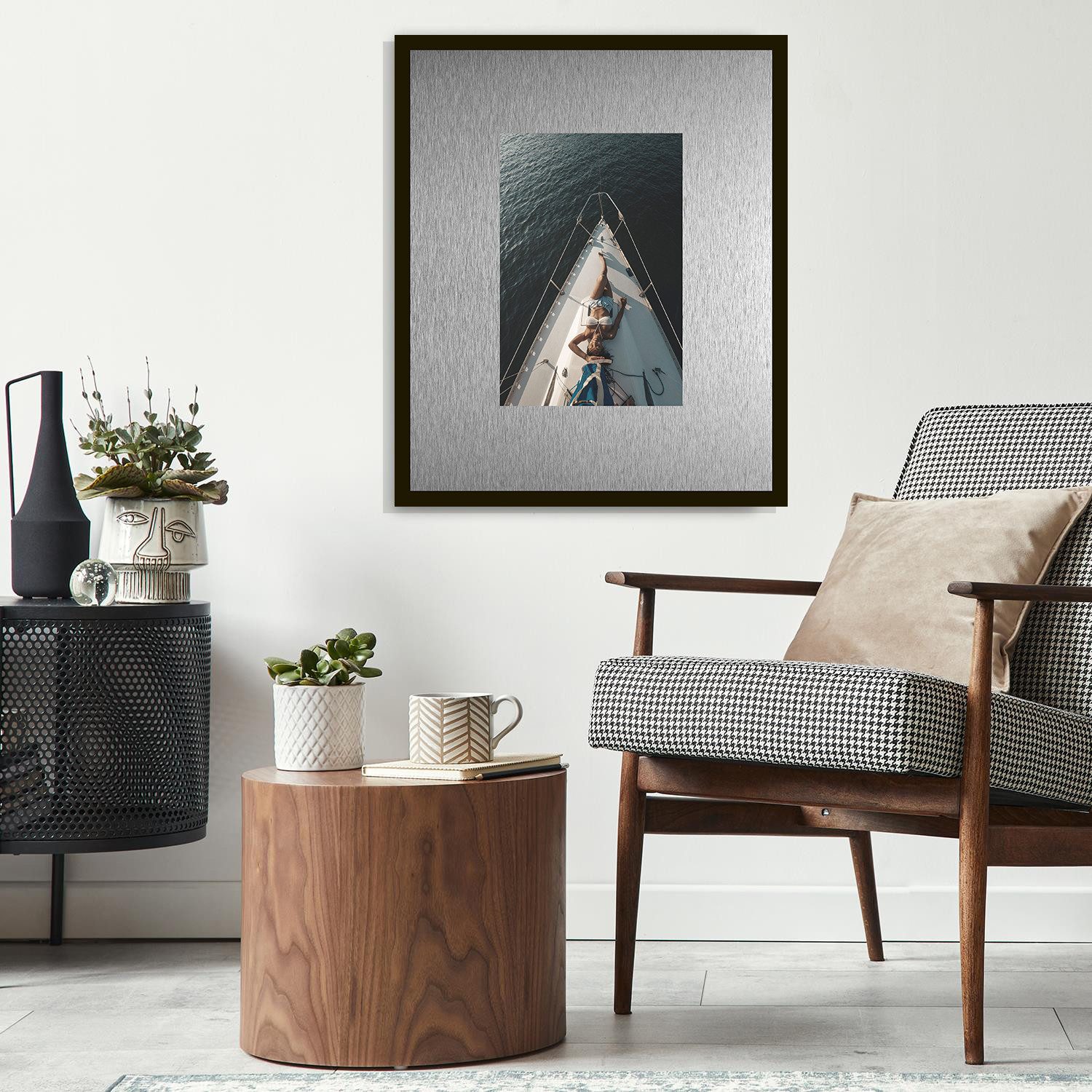 queence Bild Trend Wandbild, Wandkunst, Kunstdruck "Frau auf Segelboot", Bilder von Booten & Schiffen, Boote & Schiffe, Frau (1 St), inkl. Passepartout aus hochwertigem Aluminium und schwarzem Rahmen