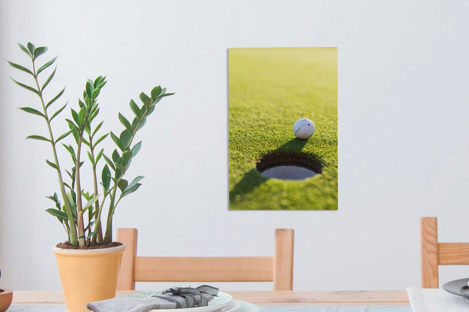 OneMillionCanvasses® Leinwandbild Golfball liegt St), (1 im bespannt des Lochs, der grünen fertig Zackenaufhänger, cm Nähe Gras 20x30 Gemälde, inkl. Leinwandbild in