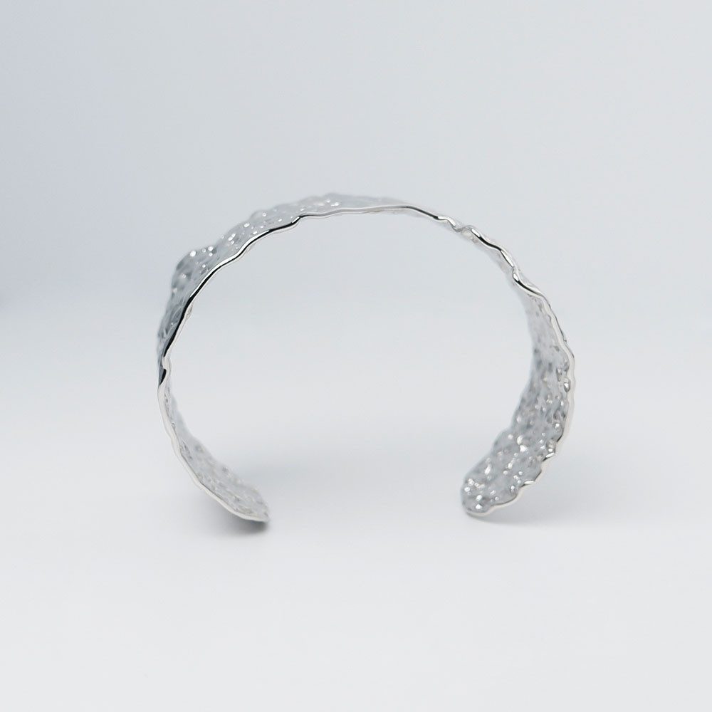 SHELAGO Armreif - Breiter Armreif Damen – aus Edelstahl in Silber oder vergoldet (Armreif, 1-tlg., inkl. Schmuckverpackung), Gehämmerte Struktur- 40 mm breit - glänzende Statement-Optik