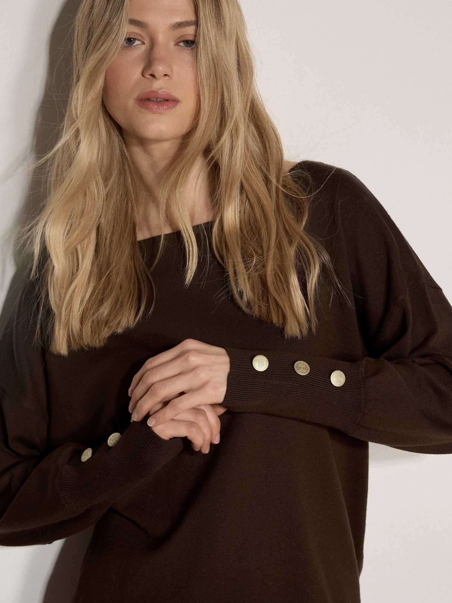 Apricot Rundhalspullover Jersey-Strickoberteil mit goldenen Knöpfen