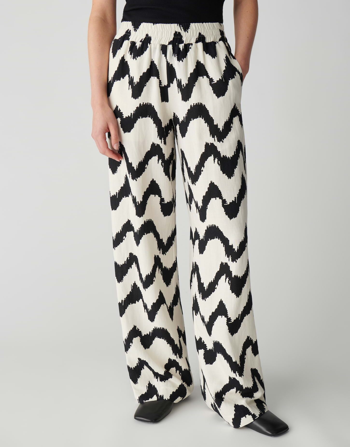 OPUS PANTS Stoffhose Malotta float aus Webware mit Allover Print Praktische Taschen runden den entspannten Look ab