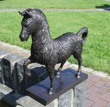 Bronzeskulpturen Skulptur Bronzefigur stehendes Pferd im modernen Stil