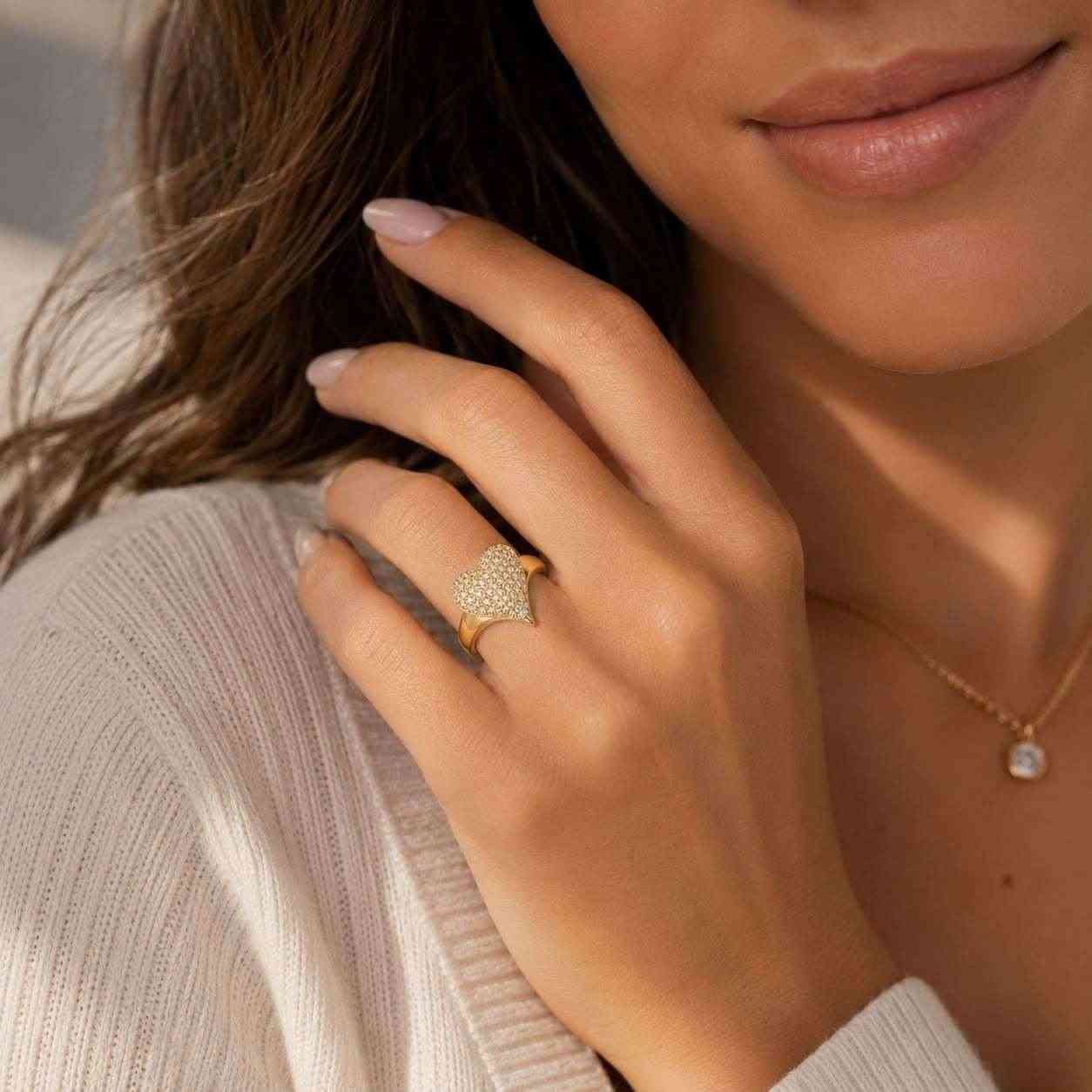 Taffstyle Fingerring Damen Ring Herz mit Kristallen Edelstahl Herzring Schmuck Fingerring (Damenring mit funkelnden Zirkonia Steinen romantisches Herz Design),  – Bild 4 von 5