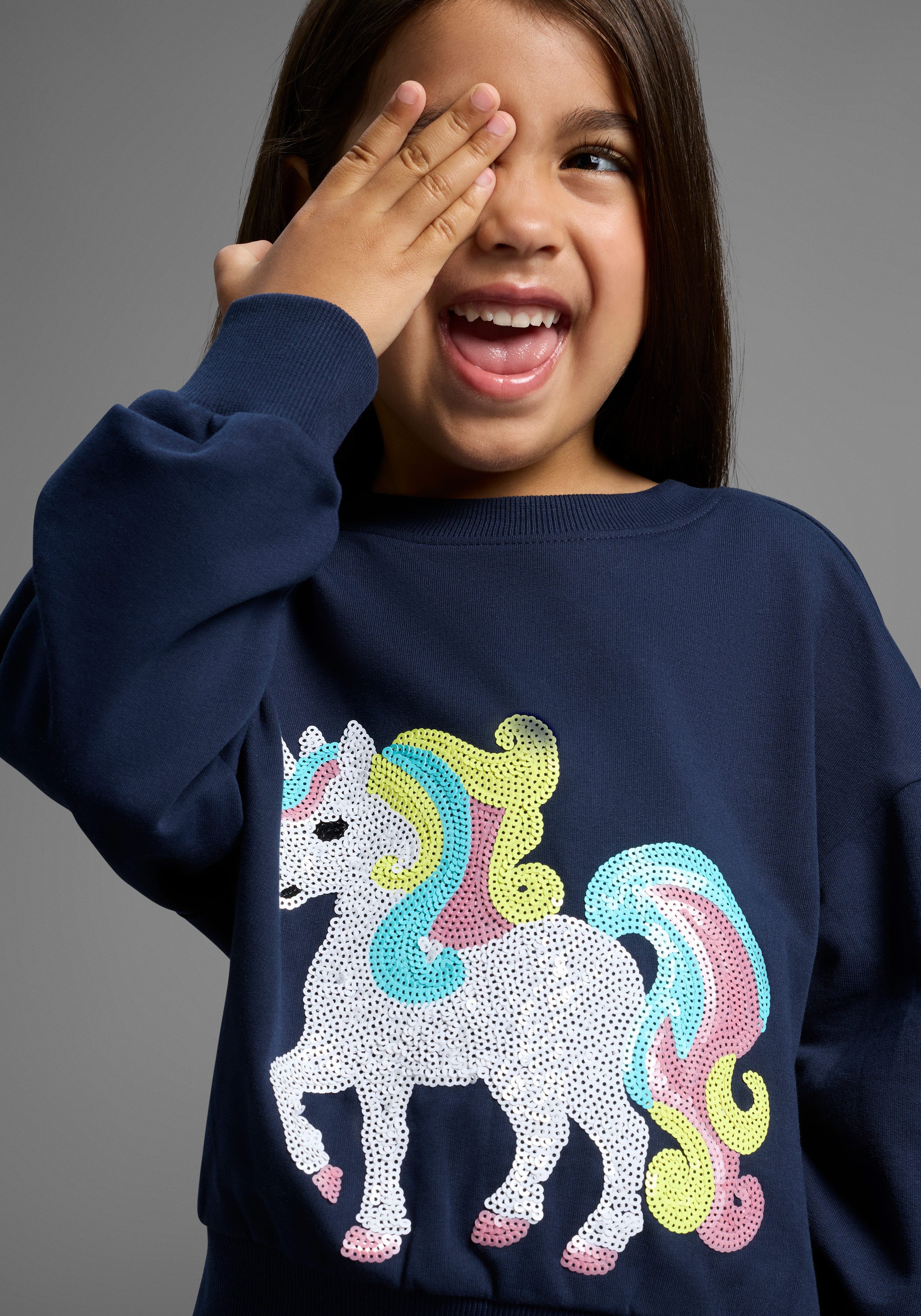 KIDSWORLD Sweatshirt Einhorn-Applikation für kleine Mädchen Sweatshirt mit schimmernden Pailletten-Applikationen