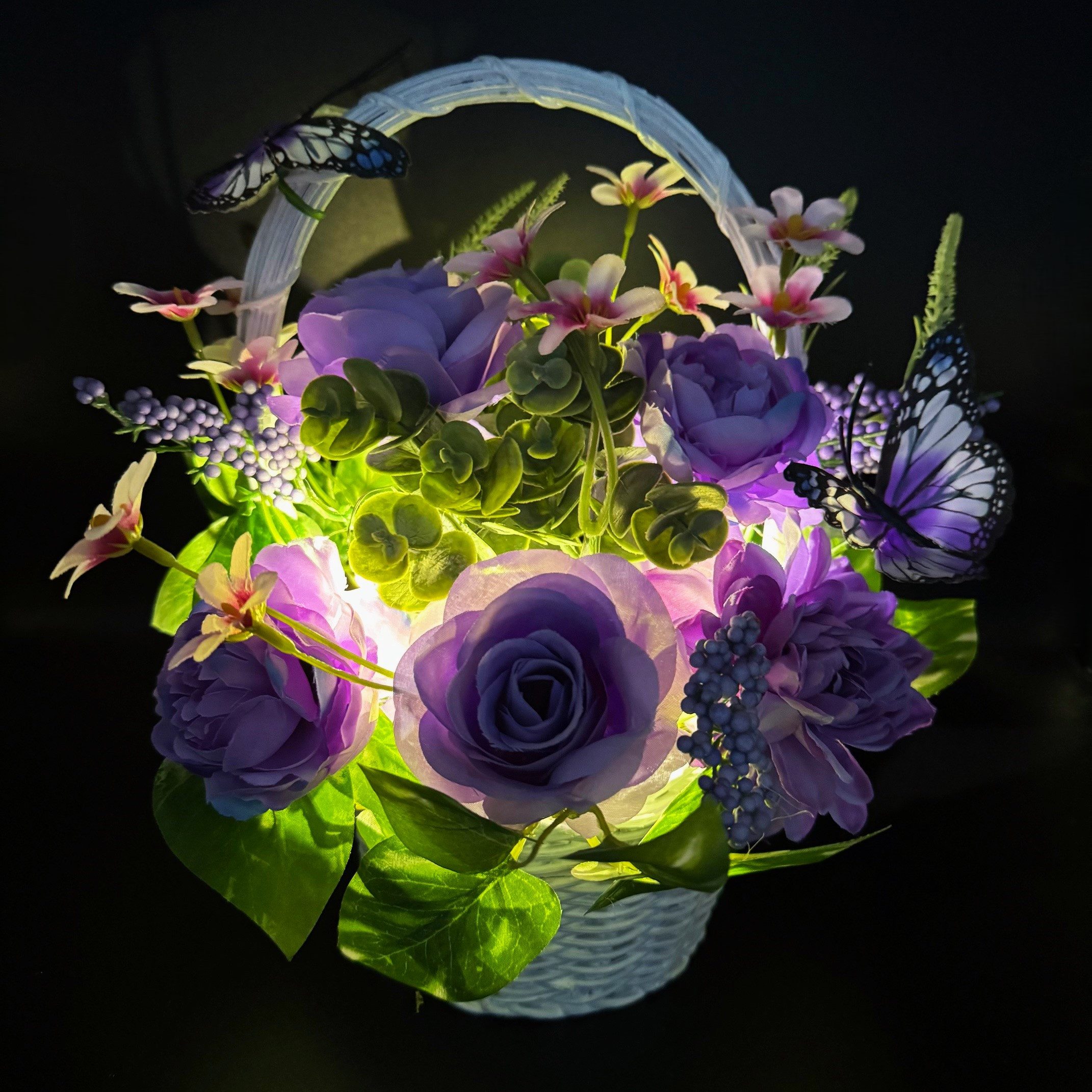 Kunstblumenstrauß - Deko Korb mit künstlichen Blumen, LED Lichterkette & Ti günstig online kaufen