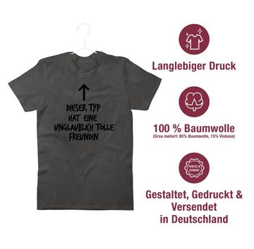 Shirtracer T-Shirt Dieser Typ hat eine unglaublich tolle Freundin Valentinstag Partner Liebe