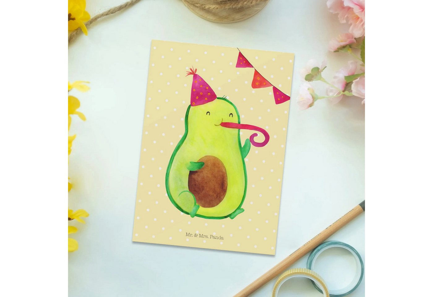 Thumbnail - Mr. & Mrs. Panda Postkarte Avocado Geburtstag - Gelb Pastell - Geschenk, Feier, Ansichtskarten, Witzige Sprüche