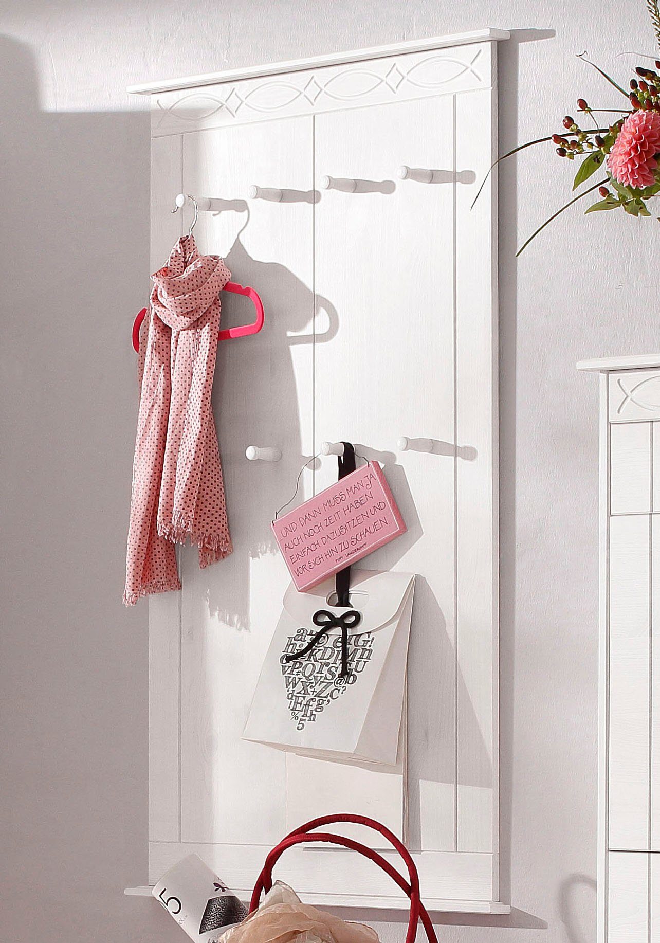 OTTO home Garderobenpaneel Indra Wandgarderobe mit 8 Haken und dekorativer Fräsung (B/T/H: 63/6/100 cm), aus massiver Kiefer, 8 Haken mit einer natürliche Maserung