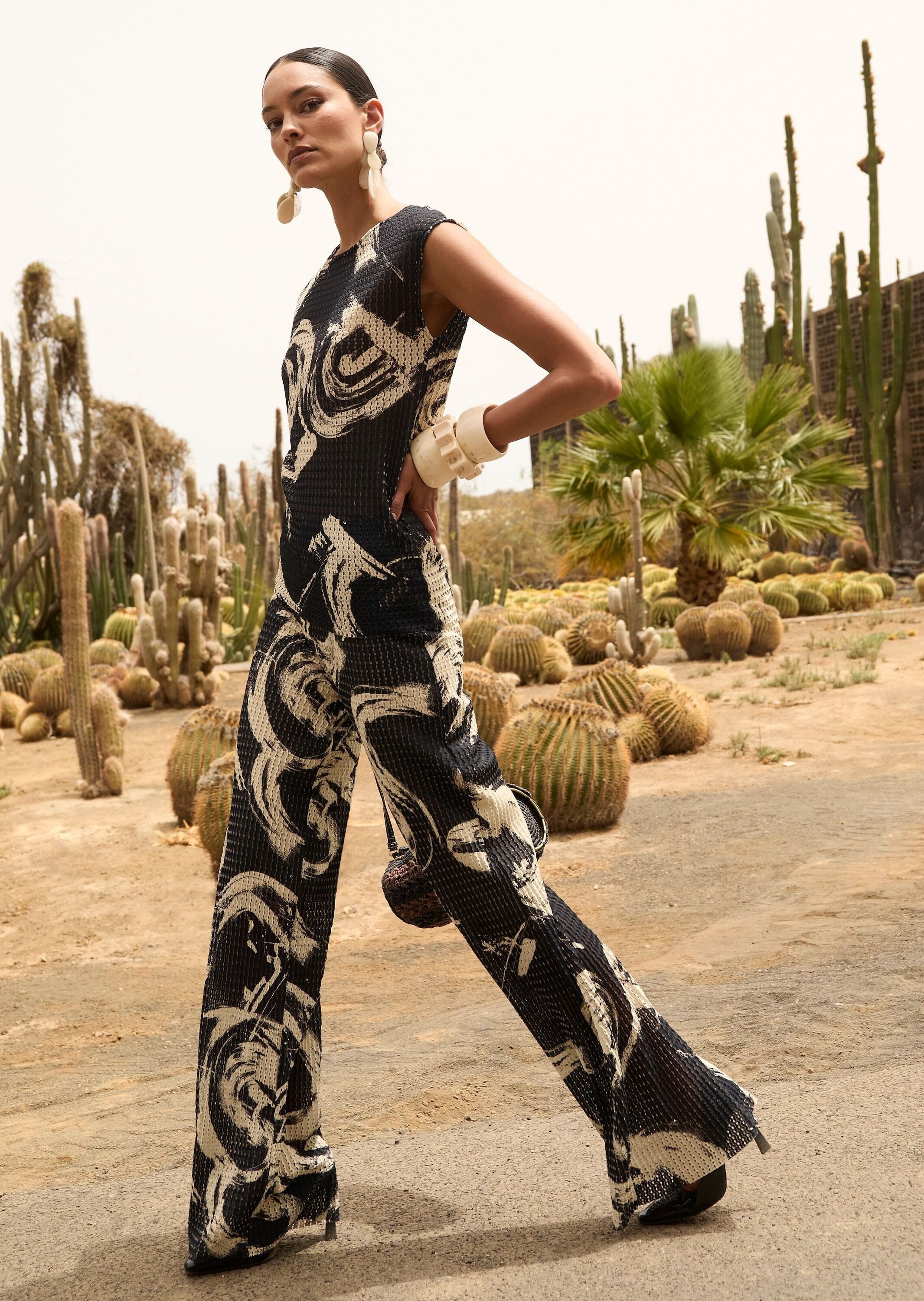 MADELEINE Shirttop Ajourshirt mit grafischem Muster Stretchshirt mit U-Boot-Ausschnitt und ohne Arm