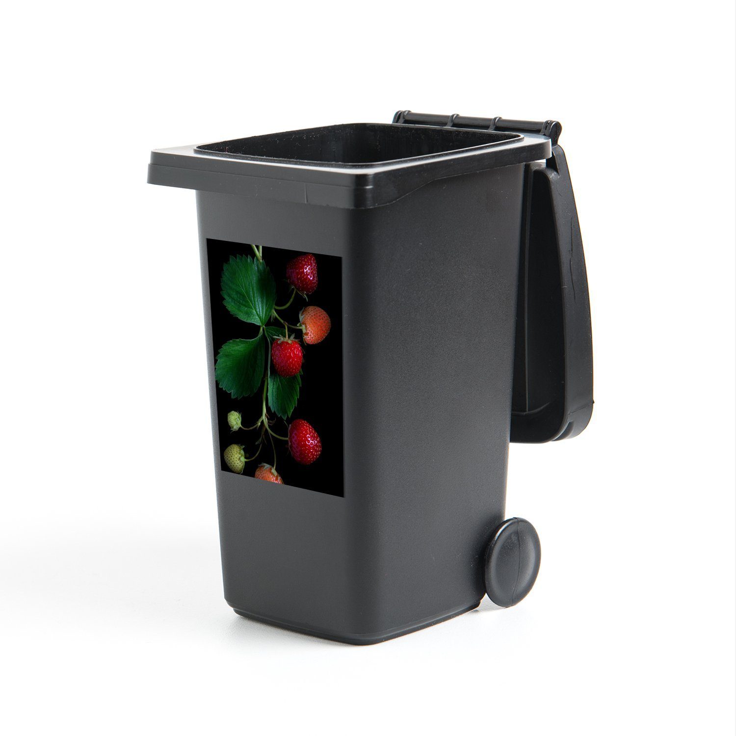 MuchoWow Wandsticker Eine Erdbeerpflanze auf schwarzem Hintergrund (1 St), Mülleimer-aufkleber, Mülltonne, Sticker, Container, Abfalbehälter